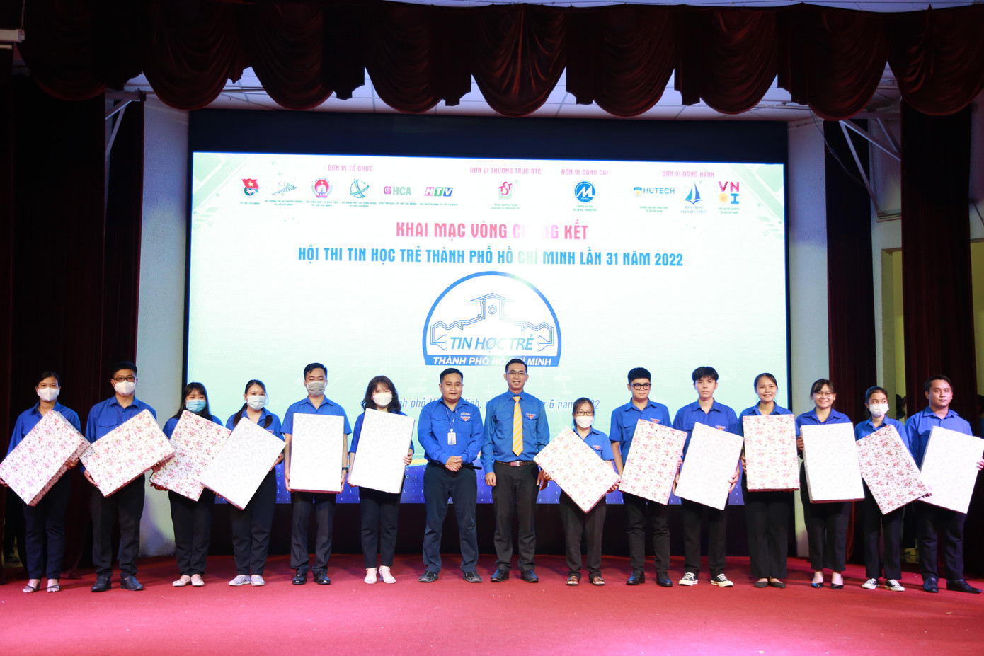 Ban tổ chức tặng quà cho các đơn vị có thí sinh tham gia vòng Chung kết hội thi - Ảnh: Ngô Tùng Ban tổ chức tặng quà cho các đơn vị có thí sinh tham gia vòng Chung kết hội thi - Ảnh: Ngô Tùng