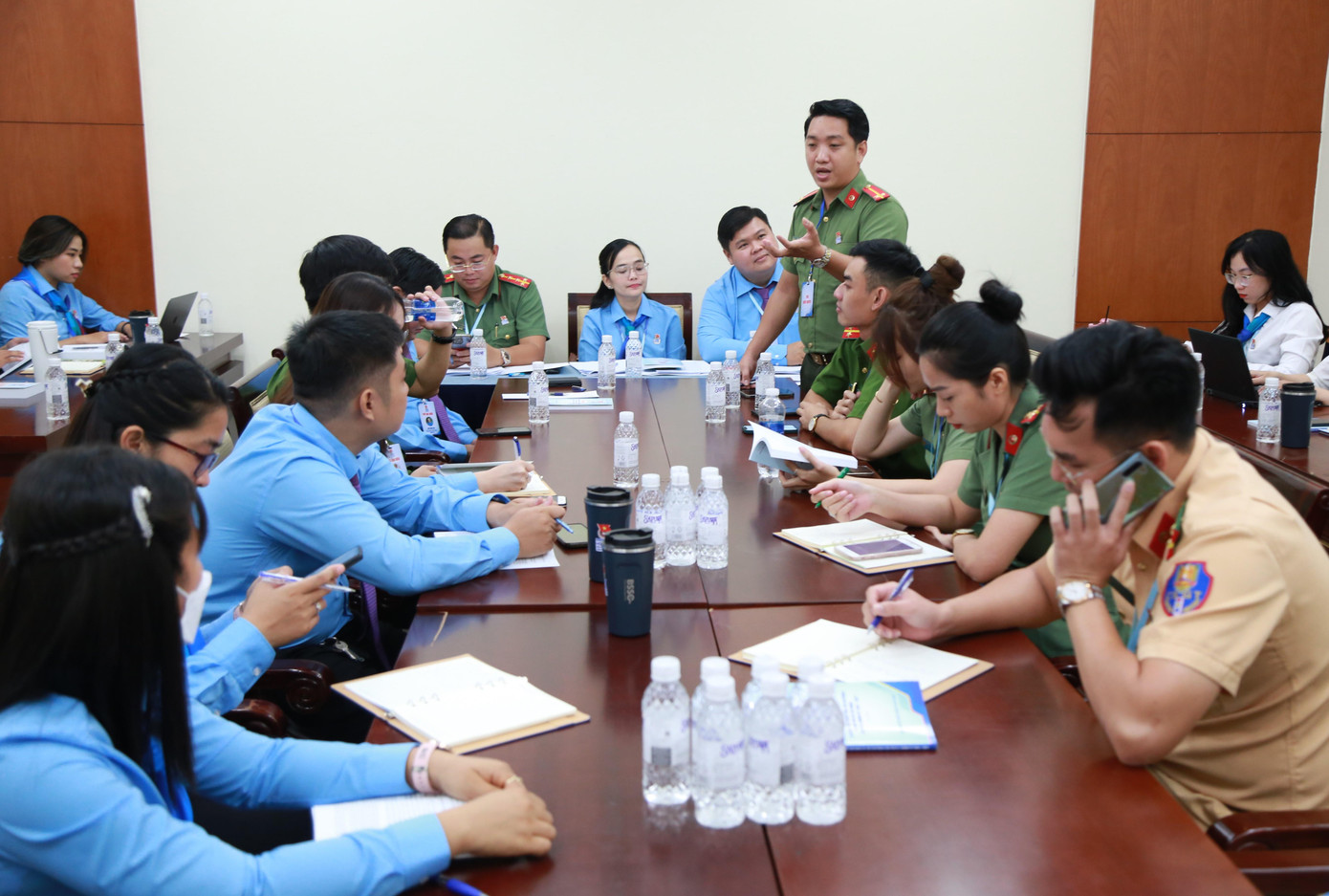 Anh Phan Đình Linh trao đổi tại tổ thảo luận. Anh Phan Đình Linh trao đổi tại tổ thảo luận.