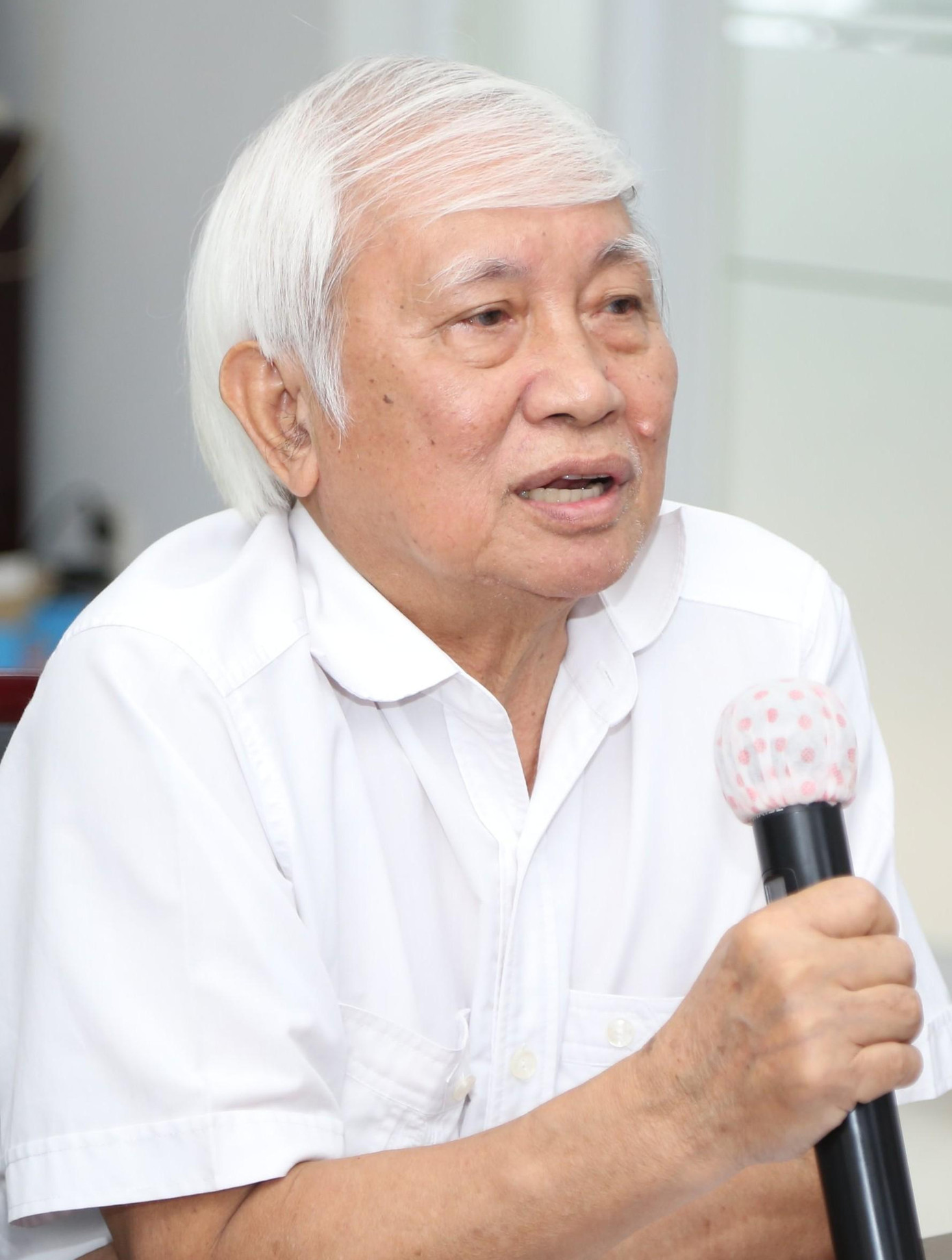 GS. Phan Xuân Biên trao đổi ý kiến. GS. Phan Xuân Biên trao đổi ý kiến.