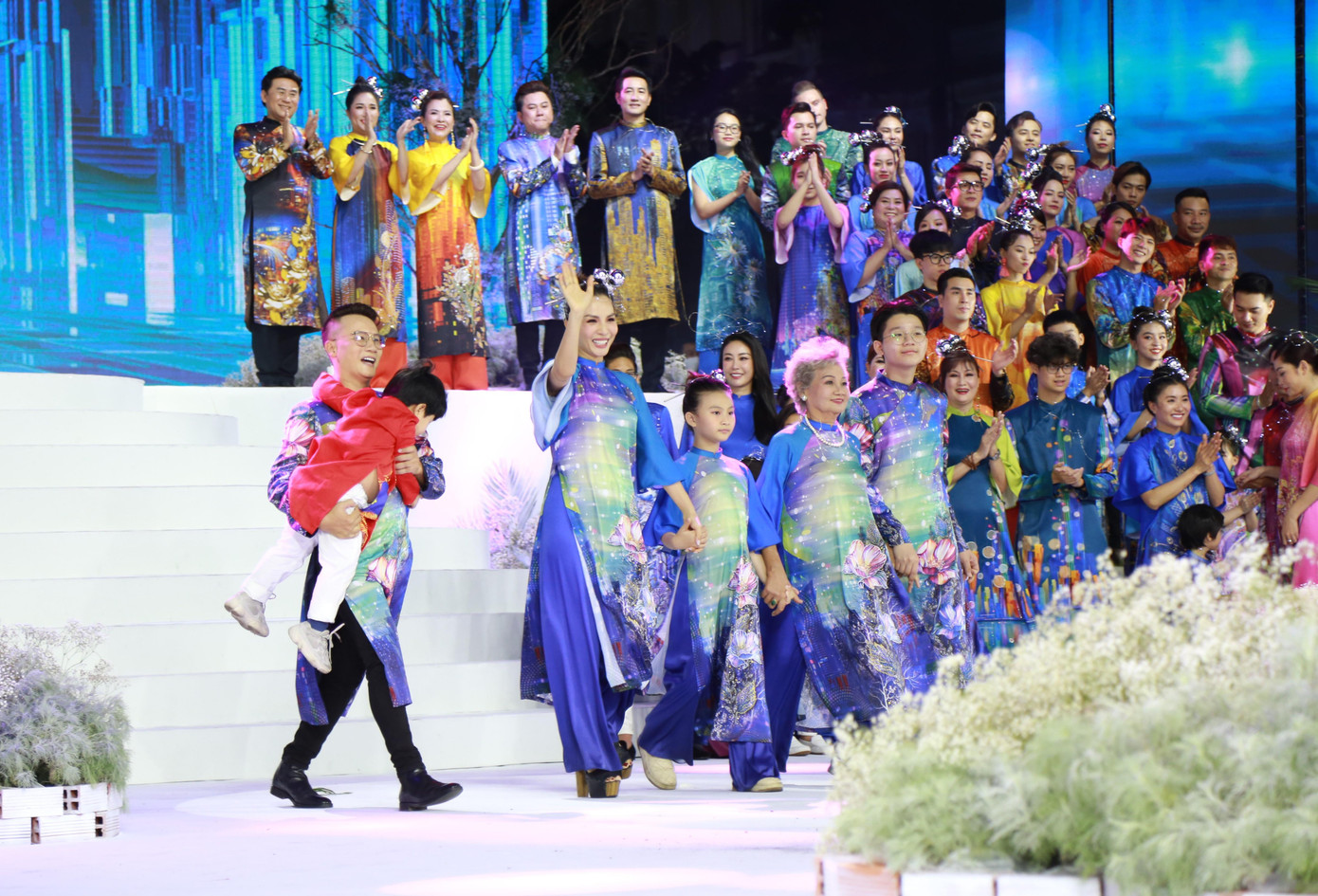 Gia đình 3 thế hệ của ca sỹ Hoàng Bách Gia đình 3 thế hệ của ca sỹ Hoàng Bách