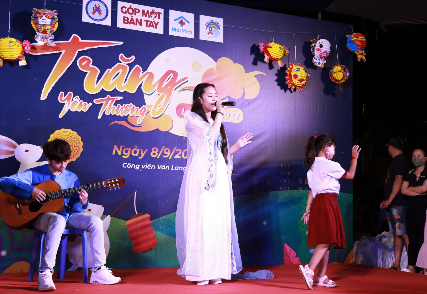 Hoa hậu Bella Vũ Huyền Diệu hóa thân thành chị Hằng chung vui với các bạn nhỏ.