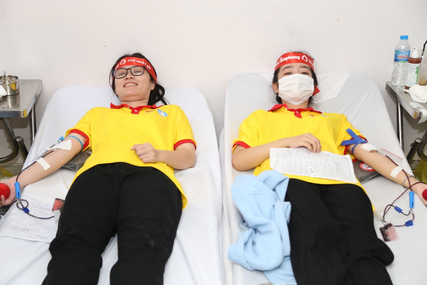 Tranh thủ đến sớm tham gia ngày hội hiến máu, bạn Trần Ngọc Dung và Trần Thị Hoàng Anh Thư (sinh viên năm nhất khoa Kinh tế vận tải) bày tỏ niềm vui được góp trao giọt máu hồng tình nguyện. Cả hai đều tham gia chiến dịch Xuân tình nguyện năm 2023 của trường.