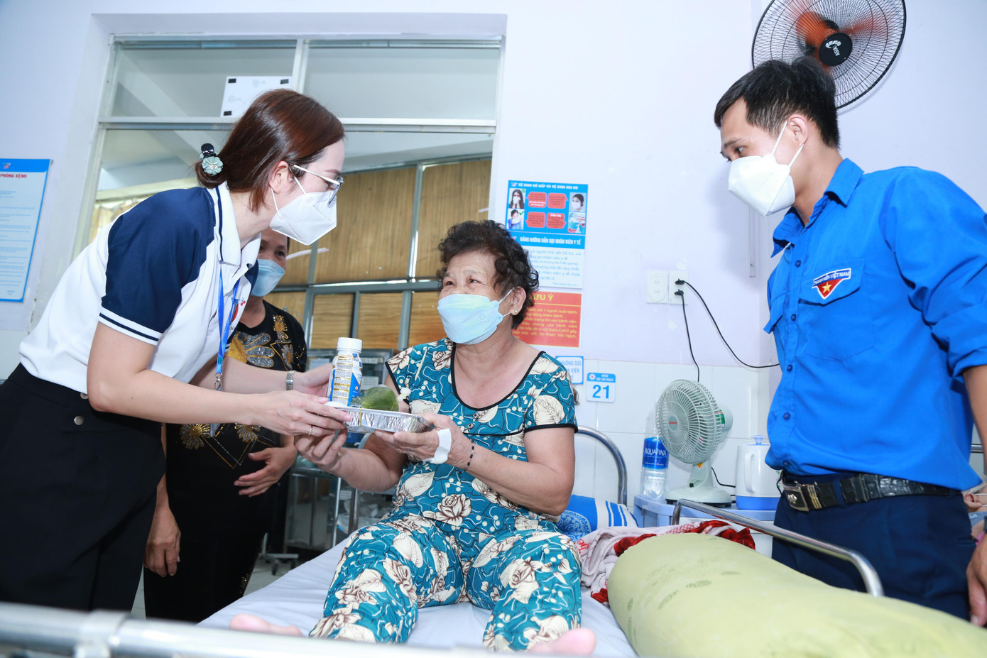 Ban tổ chức gửi tặng cô bác phần cơm ấm tình như một lời chúc, tiếp thêm động lực trong quá trình điều trị bệnh. Ban tổ chức gửi tặng cô bác phần cơm ấm tình như một lời chúc, tiếp thêm động lực trong quá trình điều trị bệnh.