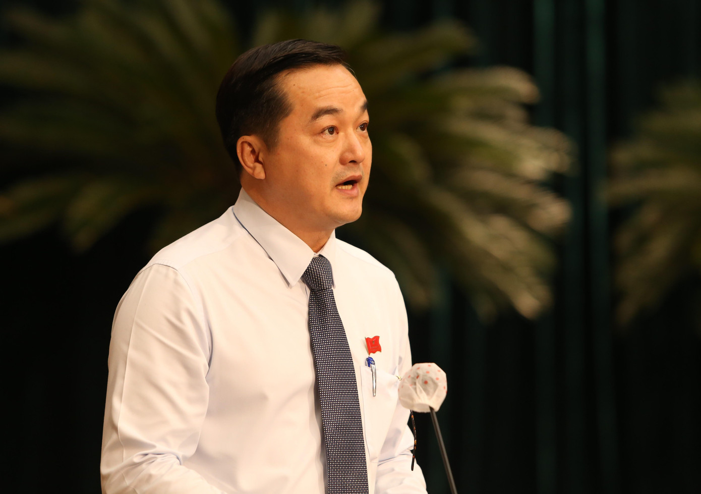 Giám đốc Sở Công Thương Bùi Tá Hoàng Vũ trả lời các ý kiến, kiến nghị của đại biểu.