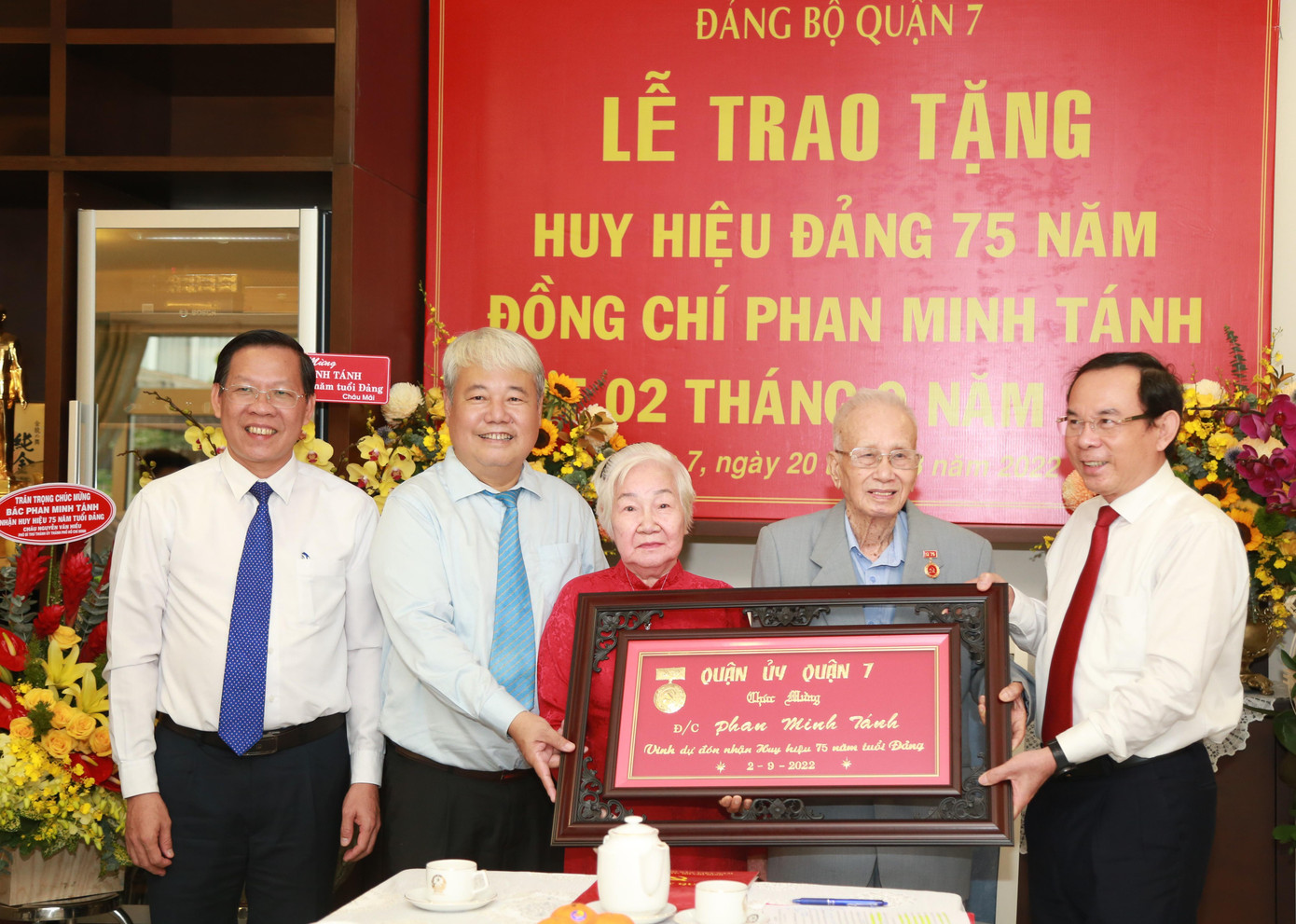Chủ tịch UBND TPHCM Phan Văn Mãi và Bí thư Quận ủy Quận 7 trao hoa và bức khánh chúc mừng ông Phan Minh Tánh. Chủ tịch UBND TPHCM Phan Văn Mãi và Bí thư Quận ủy Quận 7 trao hoa và bức khánh chúc mừng ông Phan Minh Tánh.