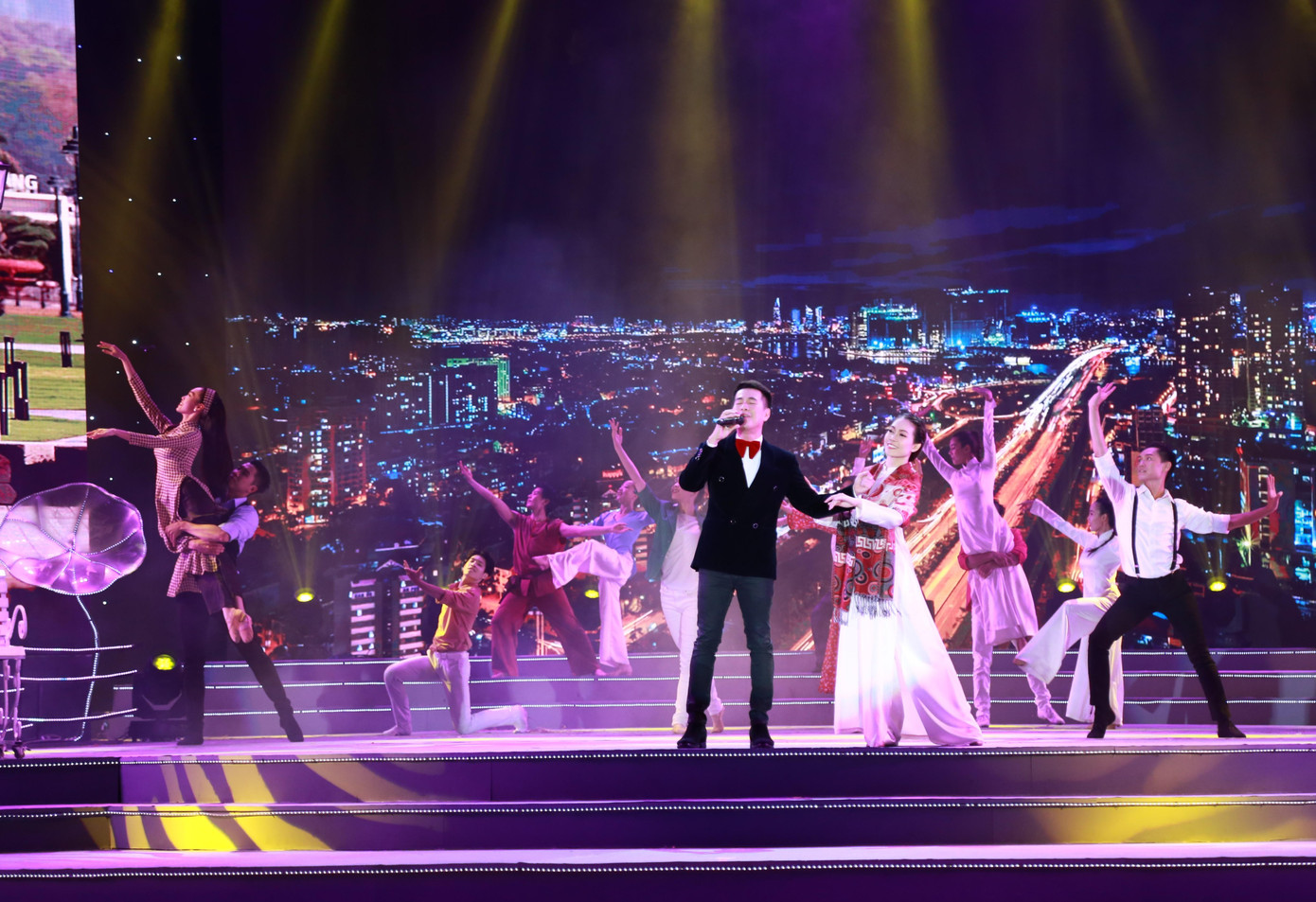 Ca sĩ Hồ Trung Dũng với ca khúc "Thành phố mãi mãi một tình yêu".