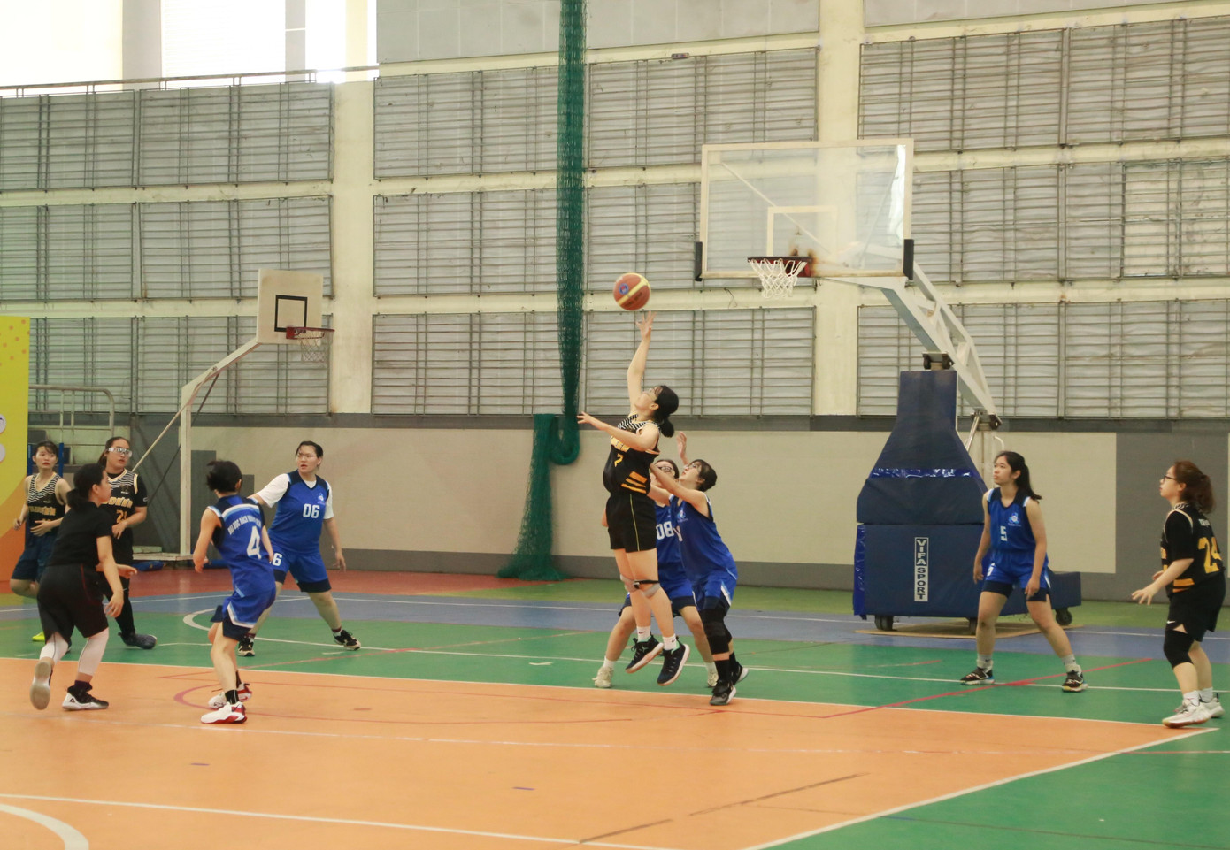 Ngay sau lễ khai mạc đã diễn ra trận tranh tài giữa đội bóng rổ nữ Trường Đại học Khoa học Tự nhiên và Đại học Bách khoa TPHCM.