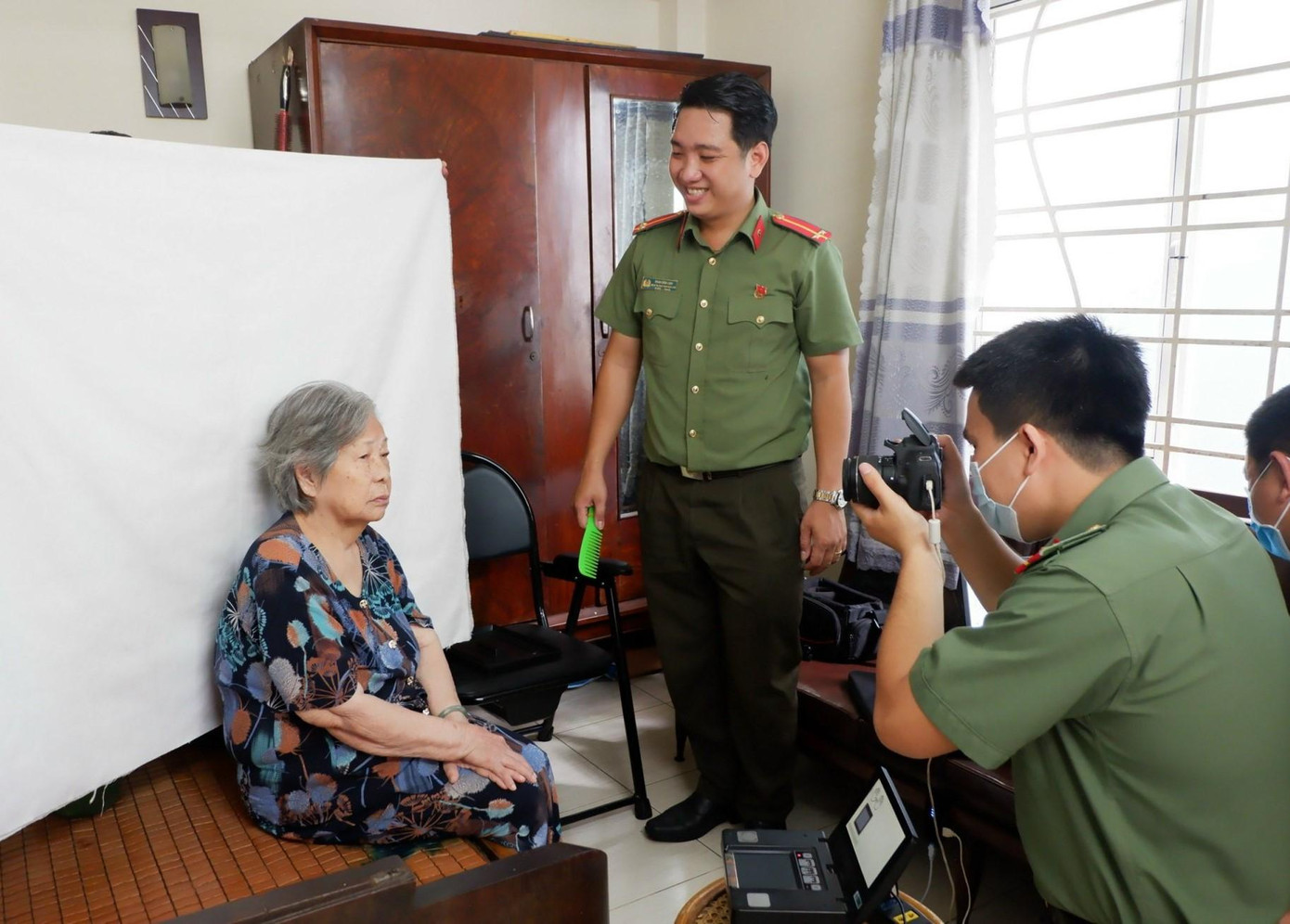 Cán bộ chiến sĩ Công an TPHCM tích cực hỗ trợ cấp CCCD gắn chip cho người dân. Ảnh: CTV