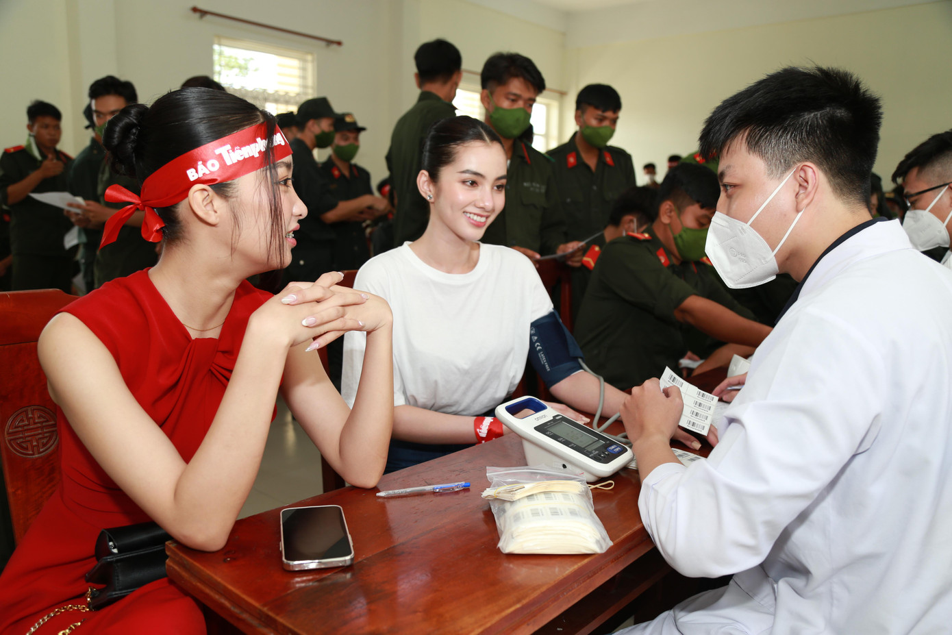 Cô được thăm khám sức khỏe cẩn thận trước khi chia sẻ giọt máu tình nguyện. Cô được thăm khám sức khỏe cẩn thận trước khi chia sẻ giọt máu tình nguyện.