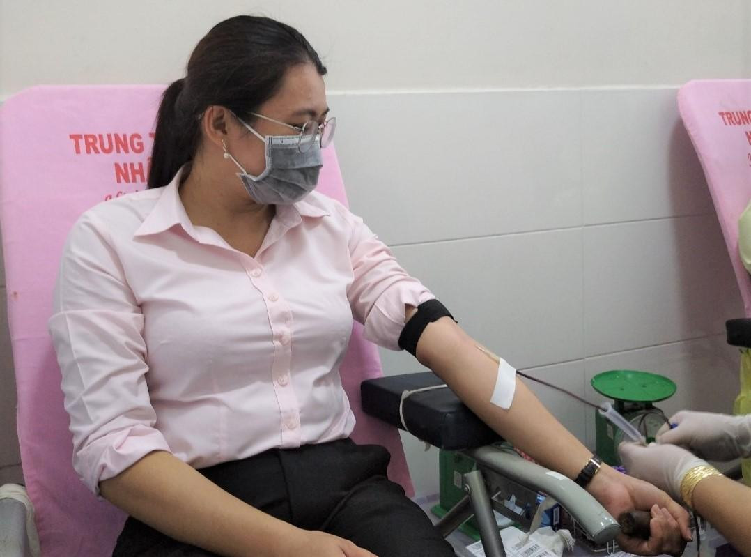 Chị Nguyễn Thị Thùy Nguyên, Phó Chủ tịch UBND phường Tân Phú chia sẻ giọt máu hồng. Chị Nguyễn Thị Thùy Nguyên, Phó Chủ tịch UBND phường Tân Phú chia sẻ giọt máu hồng.