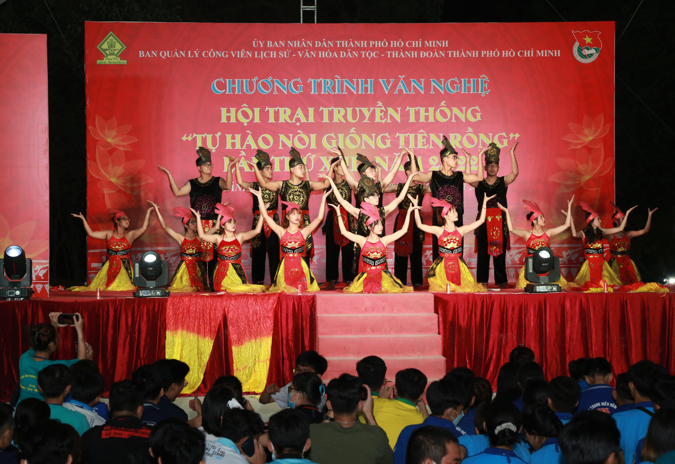 Các bạn đoàn viên thanh niên, sinh viên Trường Đại học Hùng Vương góp mặt trong hội diễn với tiết mục đặc sắc.