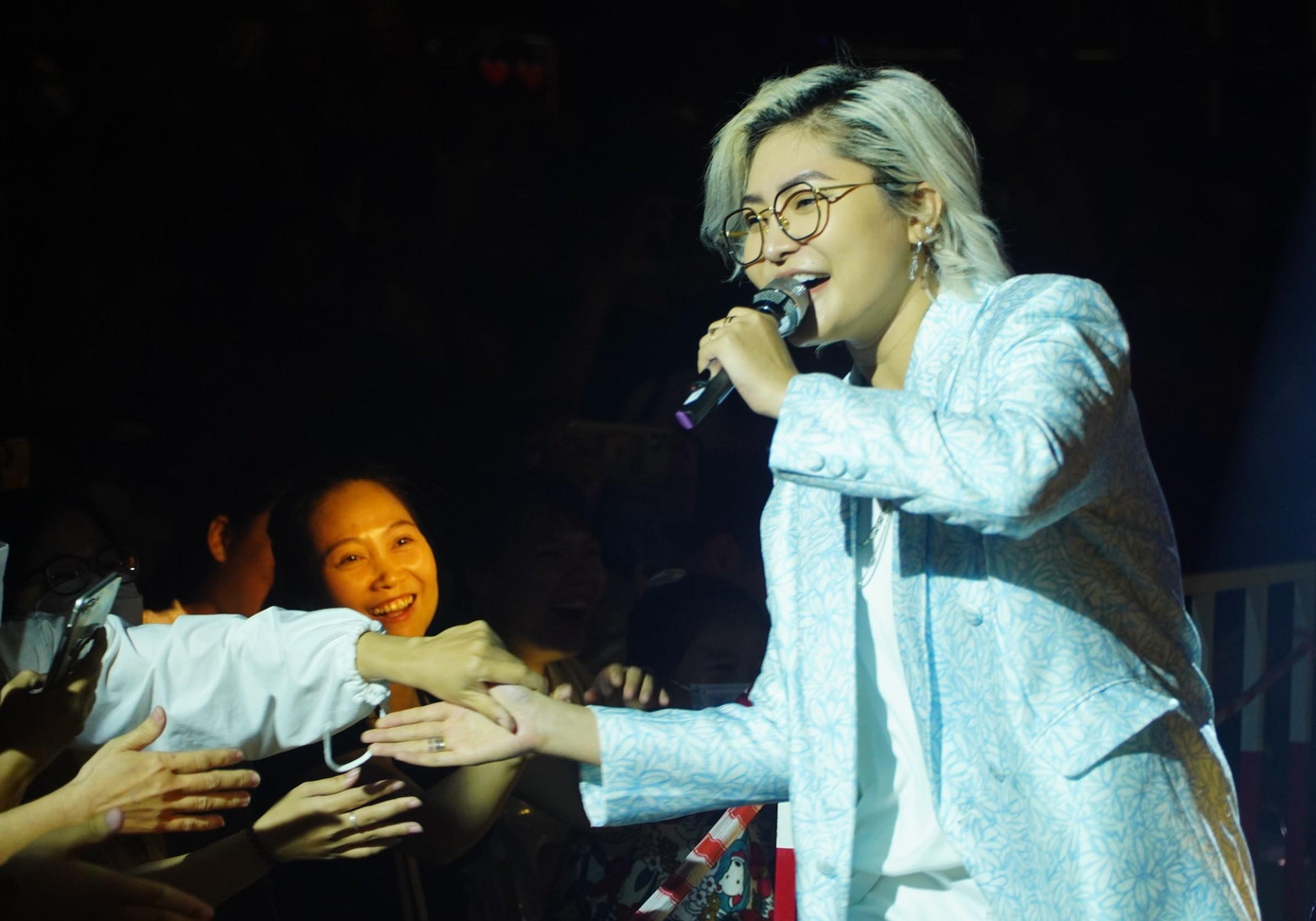 Vicky Nhung hát và giao lưu với khán giả trên Phố đi bộ Nguyễn Huệ.