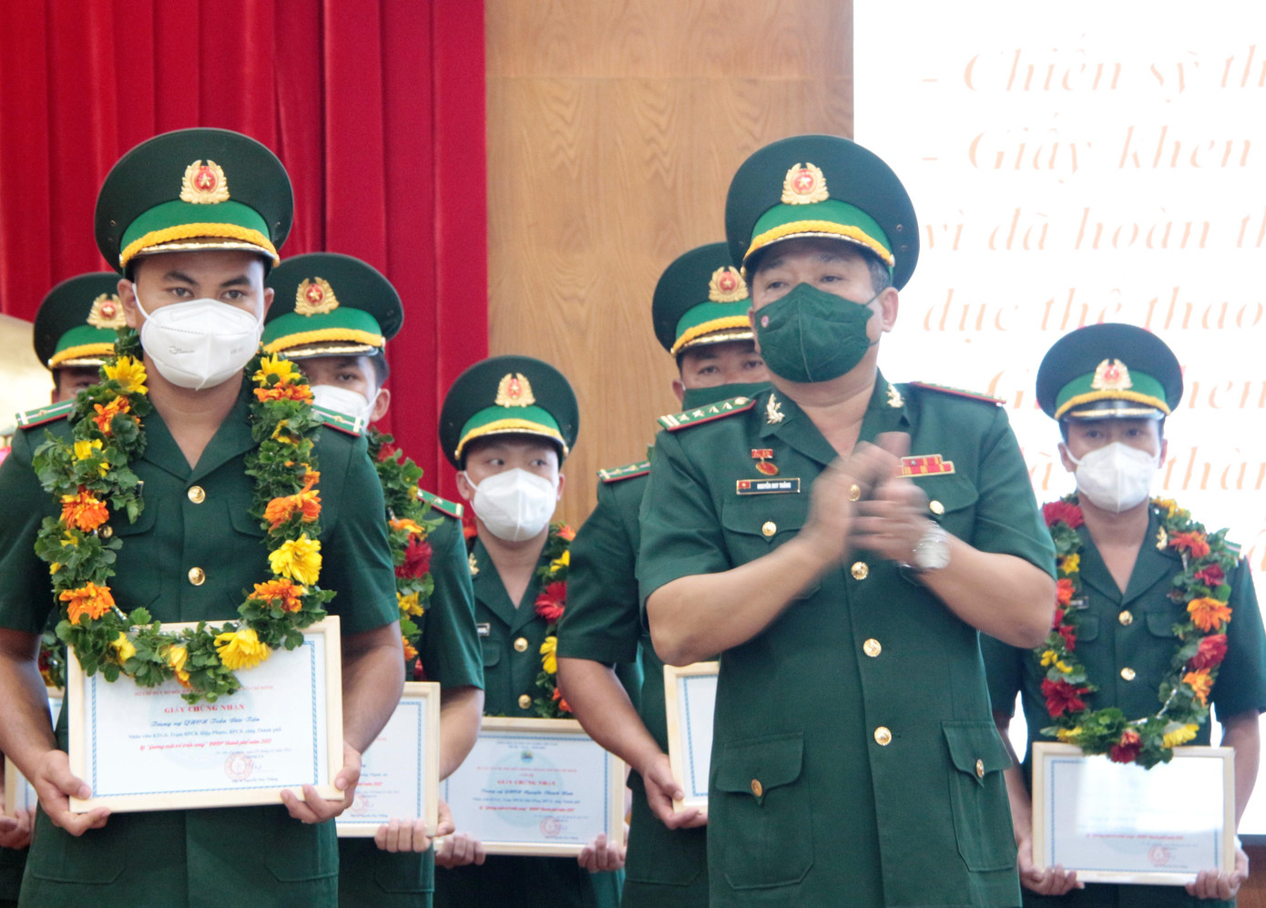 Đại tá Nguyễn Duy Thắng, Bí thư Đảng ủy, Chính ủy Bộ đội Biên phòng TPHCM tuyên dương các cá nhân điển hình - Ảnh: Công Triệu