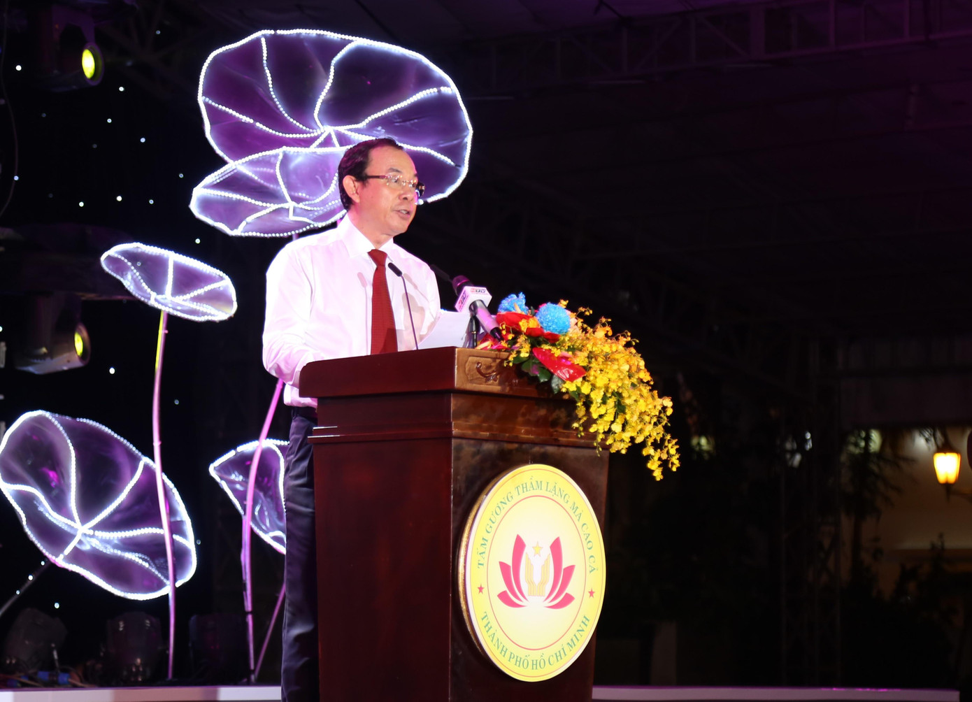 Bí thư Thành ủy TPHCM Nguyễn Văn Nên tuyên dương các tập thể, cá nhân điển hình. Bí thư Thành ủy TPHCM Nguyễn Văn Nên tuyên dương các tập thể, cá nhân điển hình.
