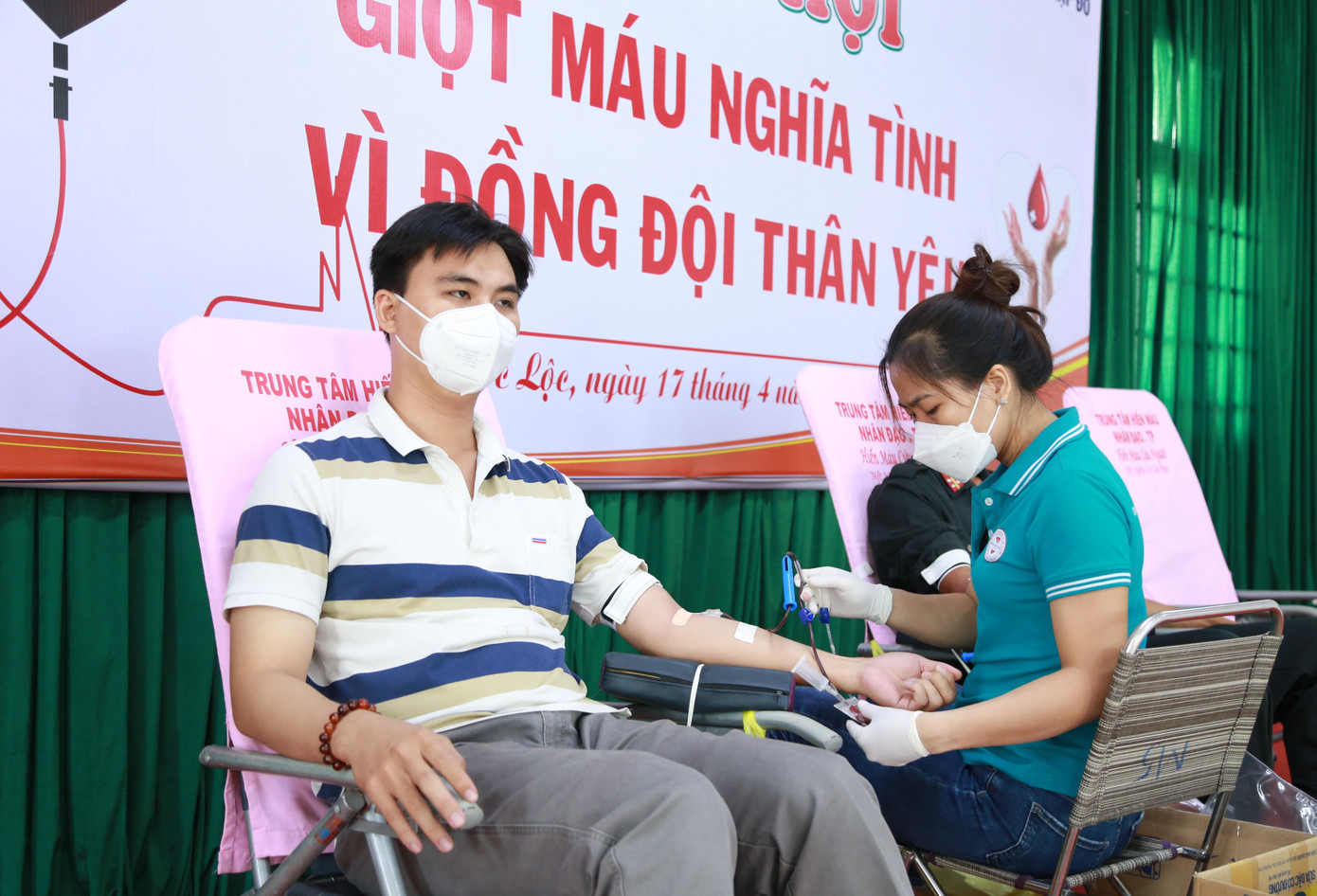 Một số bạn trẻ, người dân ngoài lực lượng vũ trang cũng tham gia sẻ chia giọt máu hồng tình nguyện.