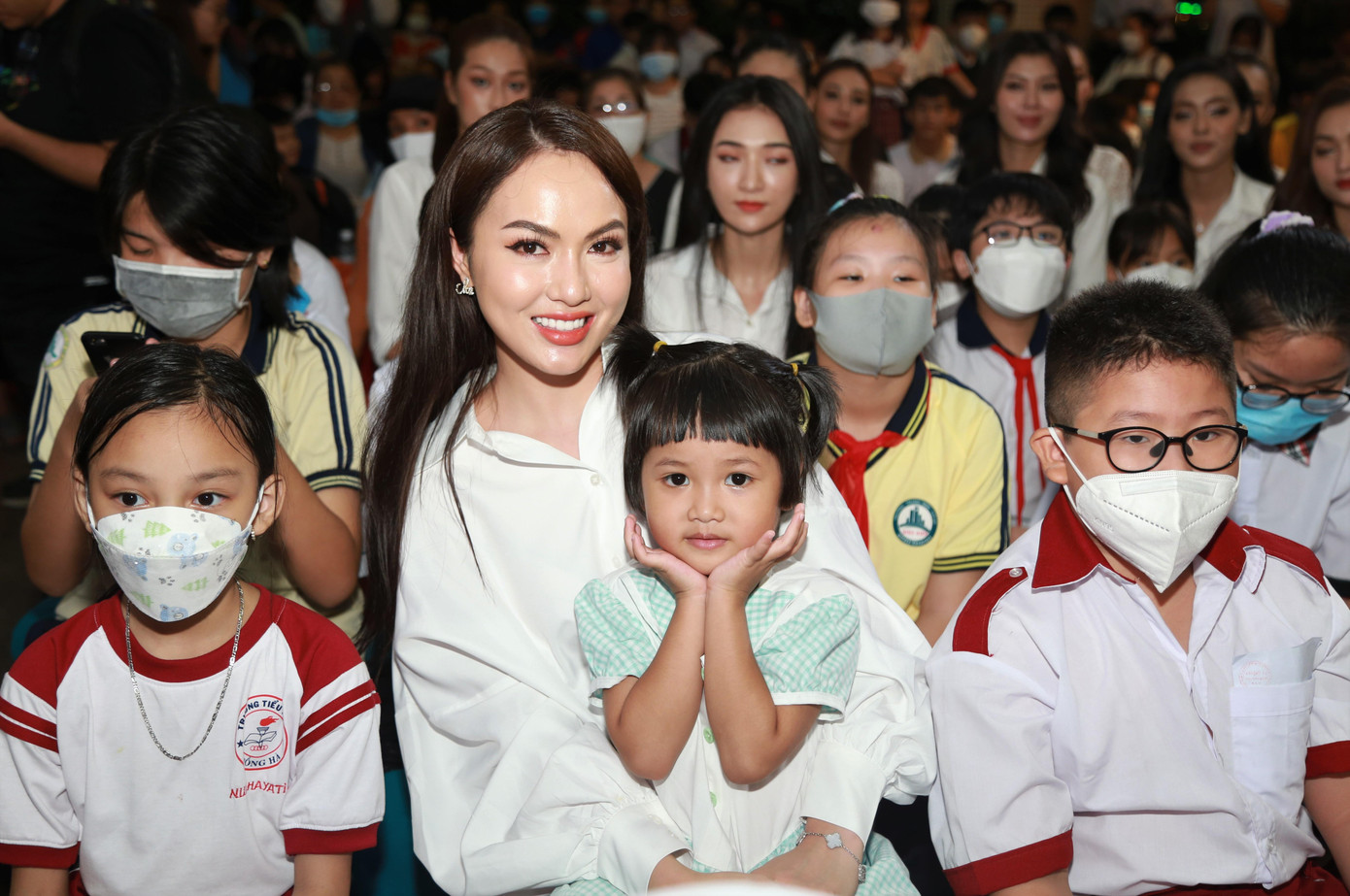Cùng với các hoa hậu, á hậu, dàn thí sinh của Miss Grand Vietnam - Hoa hậu Hòa bình Việt Nam 2022 cũng có mặt để tạo nên những khoảnh khắc vui tươi cho các em nhỏ.