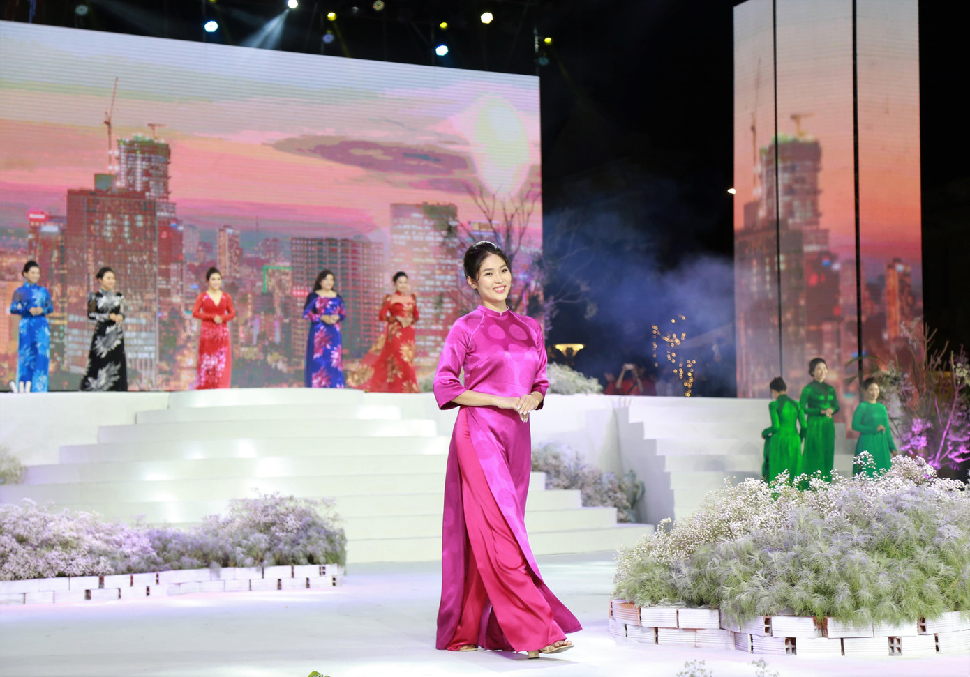 Đặc biệt, ngoài phần trình diễn của các người mẫu chuyên nghiệp, đêm hội còn có sự góp mặt trong tà áo dài duyên dáng của những nhân viên y tế tuyến đầu, những doanh nhân hết lòng phụng sự cho cộng đồng trong thời điểm dịch bệnh nguy nan... Đặc biệt, ngoài phần trình diễn của các người mẫu chuyên nghiệp, đêm hội còn có sự góp mặt trong tà áo dài duyên dáng của những nhân viên y tế tuyến đầu, những doanh nhân hết lòng phụng sự cho cộng đồng trong thời điểm dịch bệnh nguy nan...