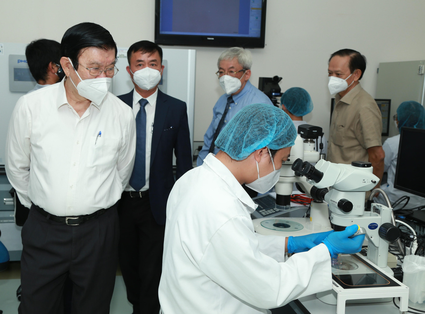 Nguyên Chủ tịch nước Trương Tấn Sang thăm, tìm hiểu hoạt động giảng dạy, đào tạo tại đơn vị nghiên cứu y sinh thuộc Trường Đại học Quốc tế - ĐHQG TPHCM.