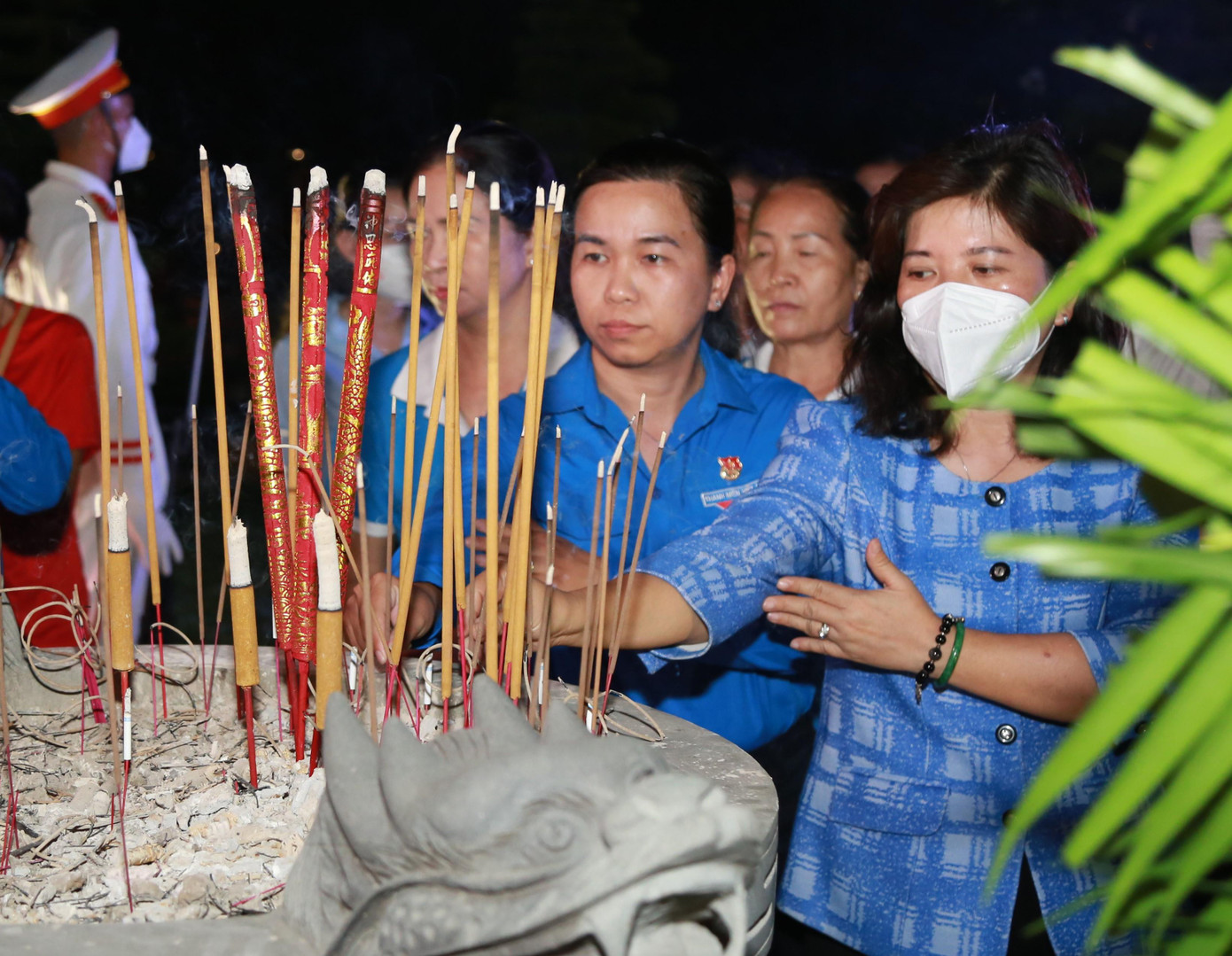 Thế hệ trẻ thắp hương tưởng nhớ công lao to lớn của các bậc tiền nhân.