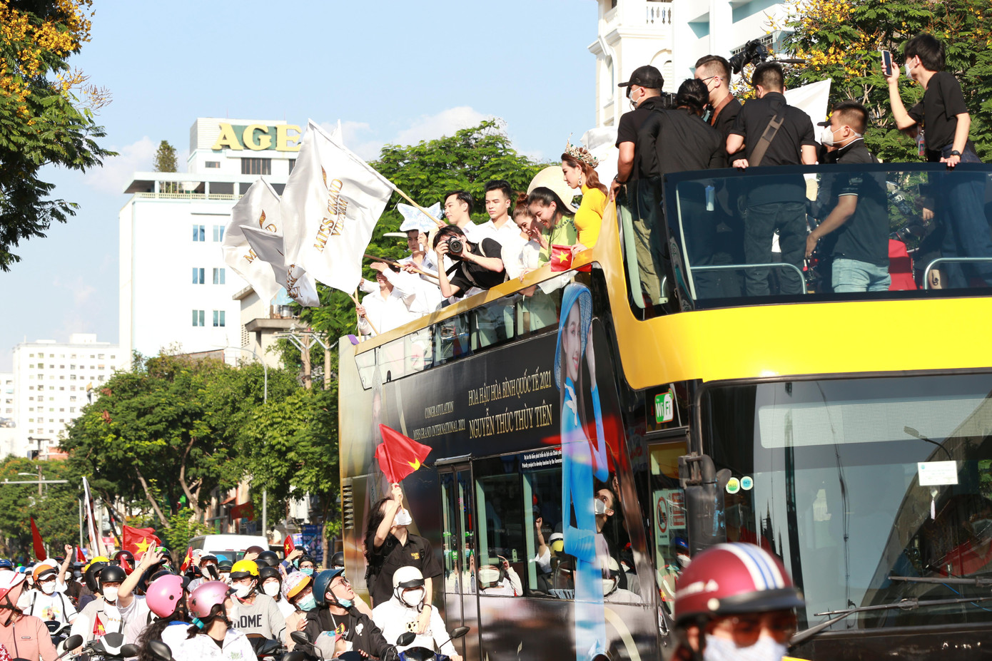 Rất đông bạn trẻ đi theo đoàn xe diễu hành cổ vũ, liên tục hô vang "Thùy Tiên, Thùy Tiên"...