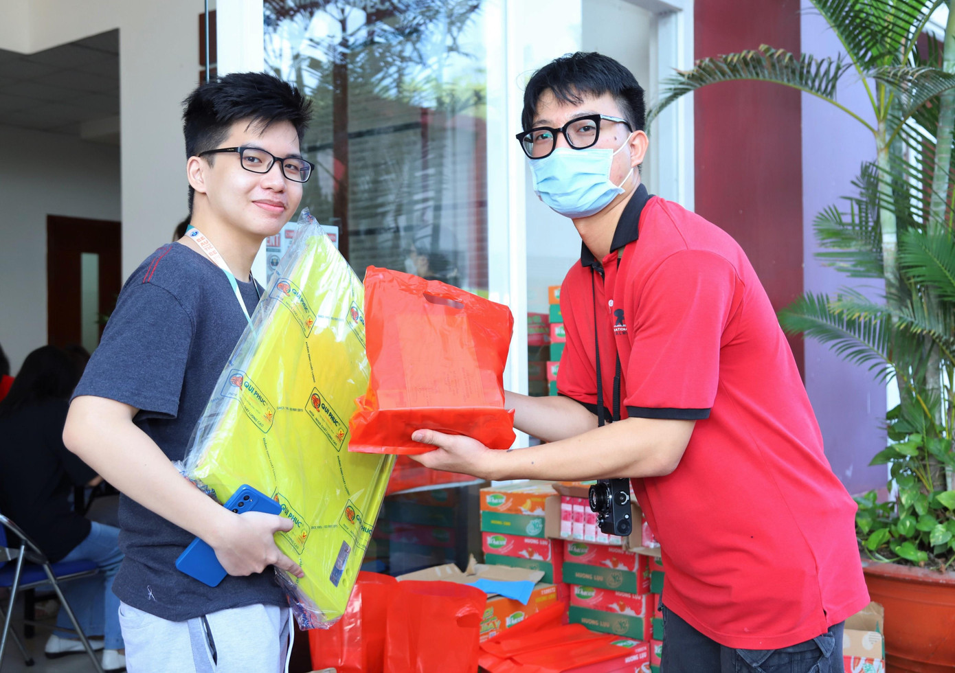 Bạn trẻ nhận quà của đơn vị tài trợ Qui Phúc sau khi đóng góp nghĩa cử tại ngày hội. Bạn trẻ nhận quà của đơn vị tài trợ Qui Phúc sau khi đóng góp nghĩa cử tại ngày hội.