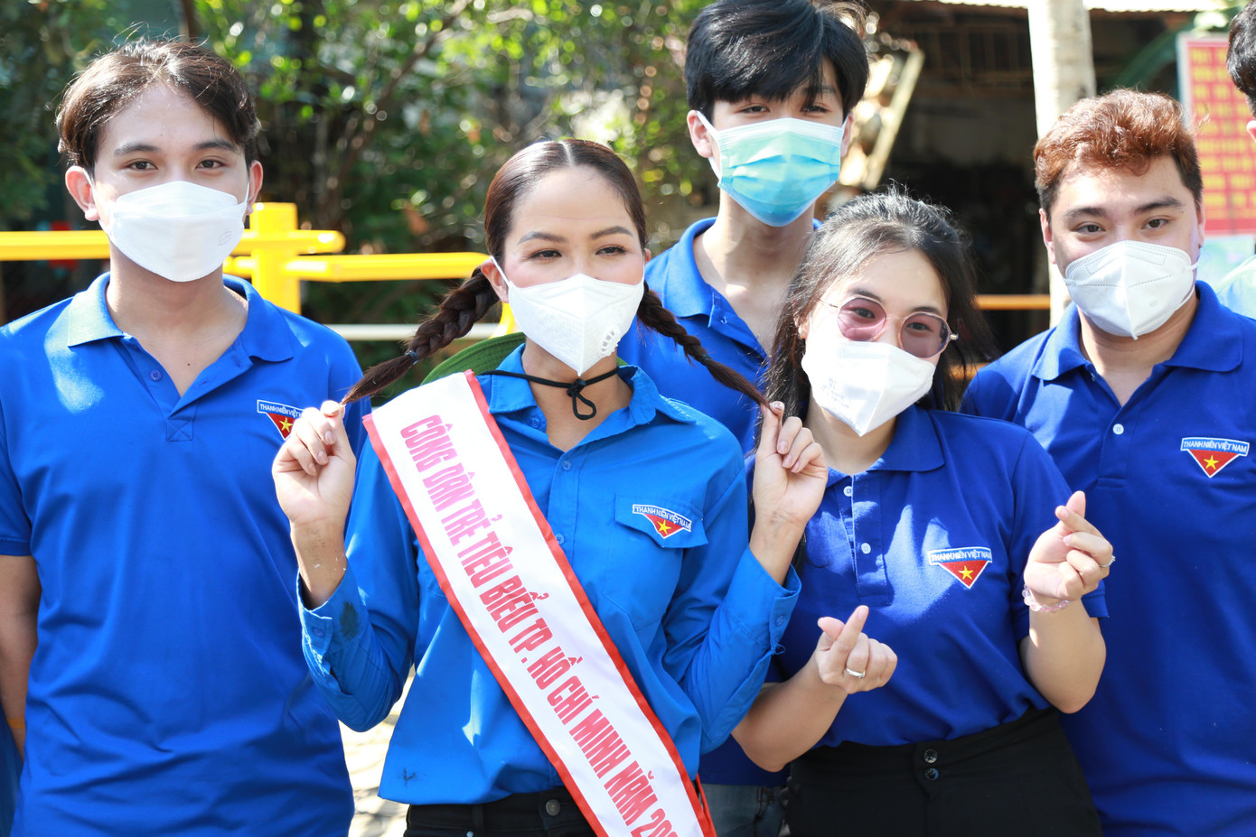 Nàng hậu xinh đẹp chụp ảnh lưu niệm cùng các bạn đoàn viên thanh niên Nàng hậu xinh đẹp chụp ảnh lưu niệm cùng các bạn đoàn viên thanh niên