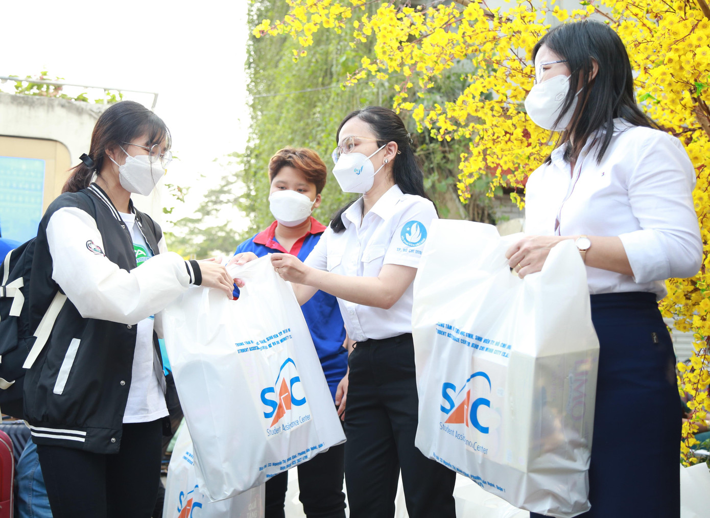 Ngoài được hỗ trợ vé xe miễn phí, các bạn trẻ tham gia chương trình còn được tặng nhiều món quà Tết thiết thực, ý nghĩa.