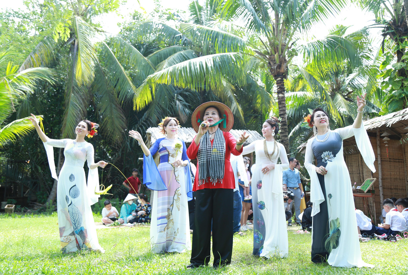 Trong khuôn khổ ngày hội, các nghệ sĩ, nghệ nhân đã trình diễn các làn điệu dân ca, trình diễn áo dài... Trong ảnh: Nghệ nhân Nguyễn Hồng Oanh biểu diễn giữa không gian xanh mướt của thiên nhiên cây lá.