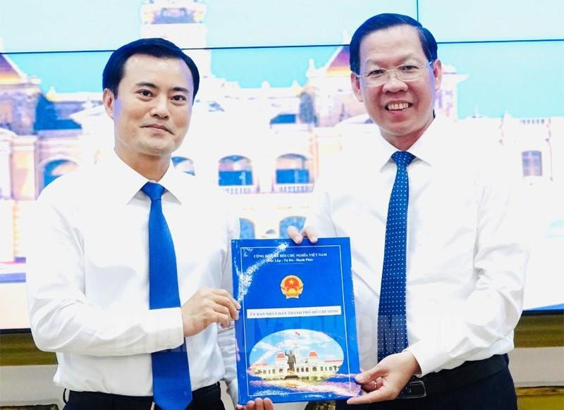 Chủ tịch UBND TPHCM Phan Văn Mãi trao quyết định cho ông Bùi Xuân Cường. Ảnh: Hcmcpv.org.vn Chủ tịch UBND TPHCM Phan Văn Mãi trao quyết định cho ông Bùi Xuân Cường. Ảnh: Hcmcpv.org.vn