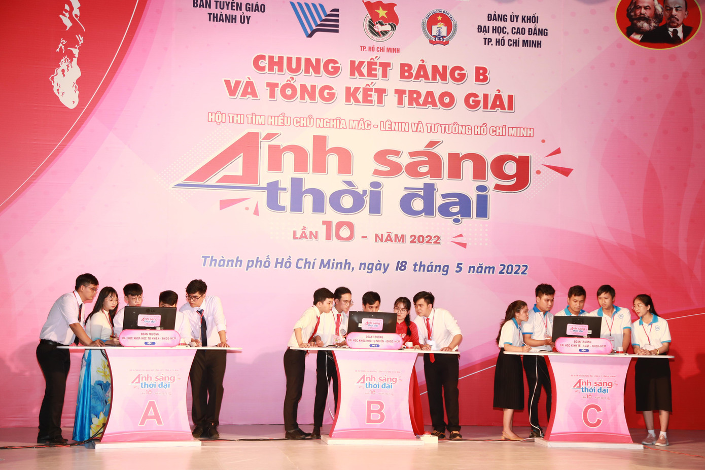 3 đội thi xuất sắc của bảng B tranh tài tại đêm thi Chung kết - Ảnh: Ngô Tùng 3 đội thi xuất sắc của bảng B tranh tài tại đêm thi Chung kết - Ảnh: Ngô Tùng