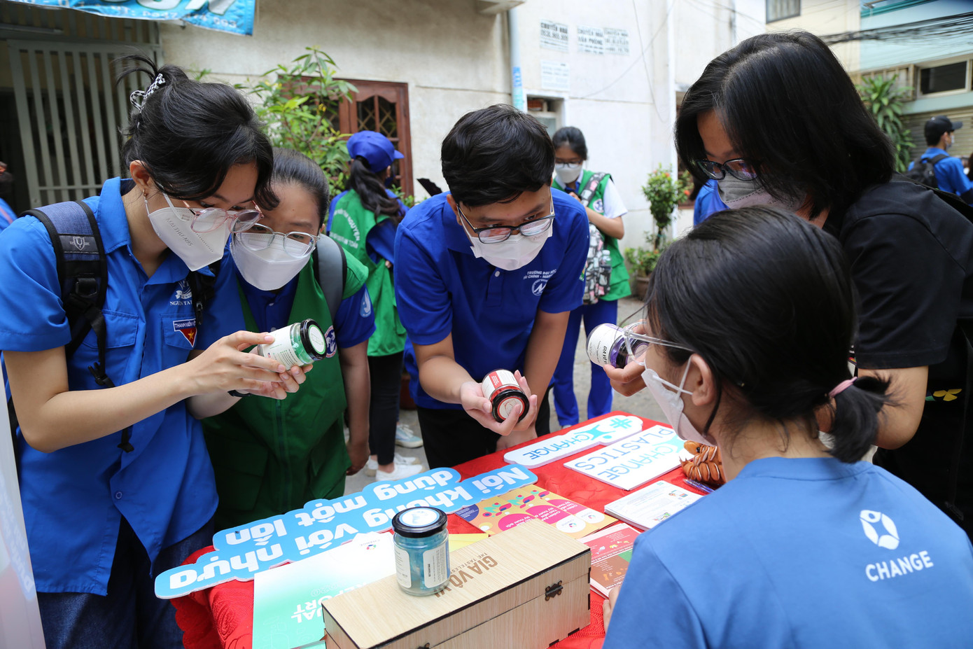 Dịp này, bạn trẻ cùng nhau tuyên truyền các mô hình sống xanh, hạn chế rác thải nhựa để bảo vệ môi trường sống Dịp này, bạn trẻ cùng nhau tuyên truyền các mô hình sống xanh, hạn chế rác thải nhựa để bảo vệ môi trường sống