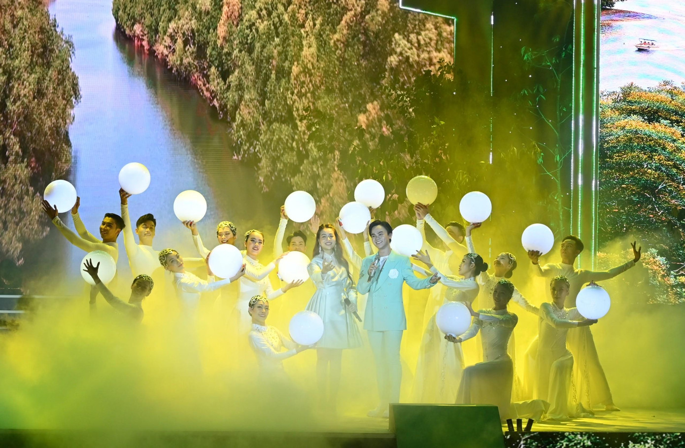 Hồ Tuấn Phúc, Phạm Đồng Diệu Ly trong tiết mục song ca gửi tặng bà con Cần Giờ.