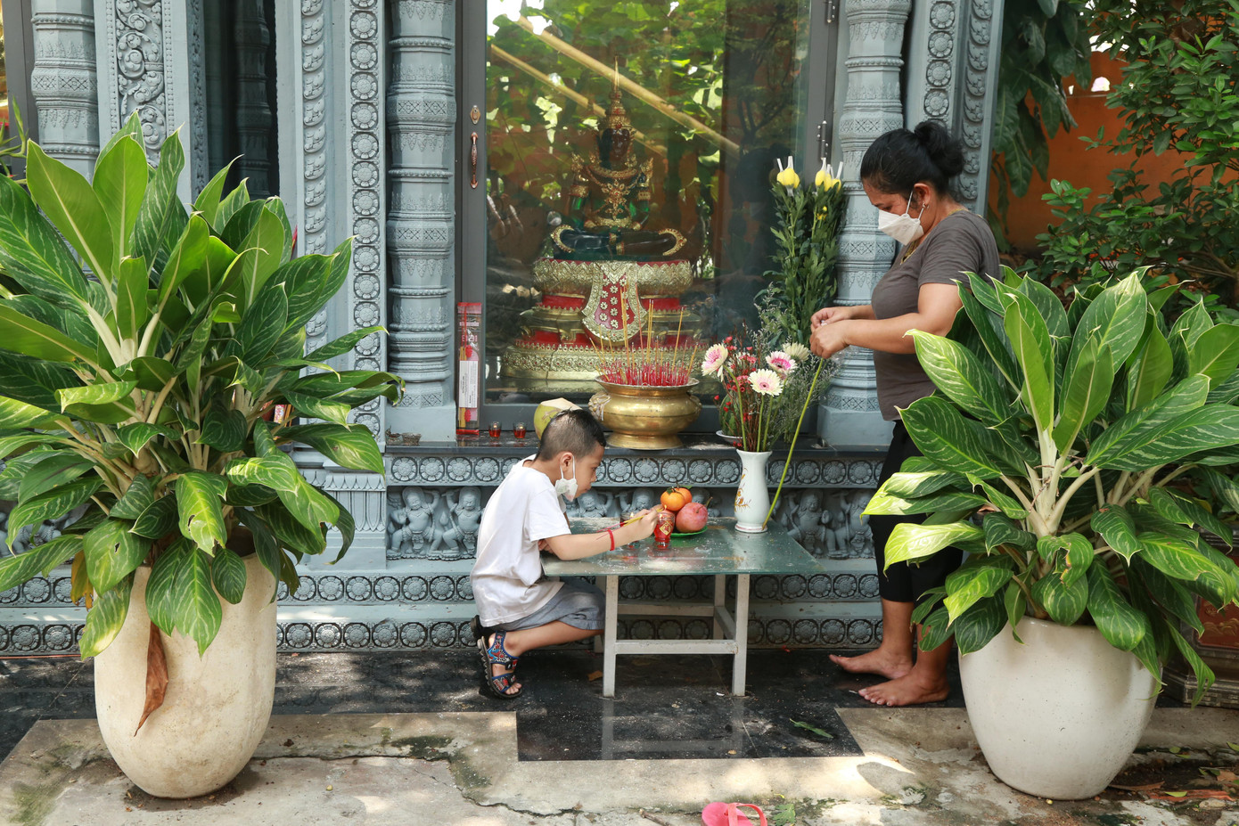 Em nhỏ cùng người thân thành kính đảnh lễ chư Phật tại chùa Candaransi.