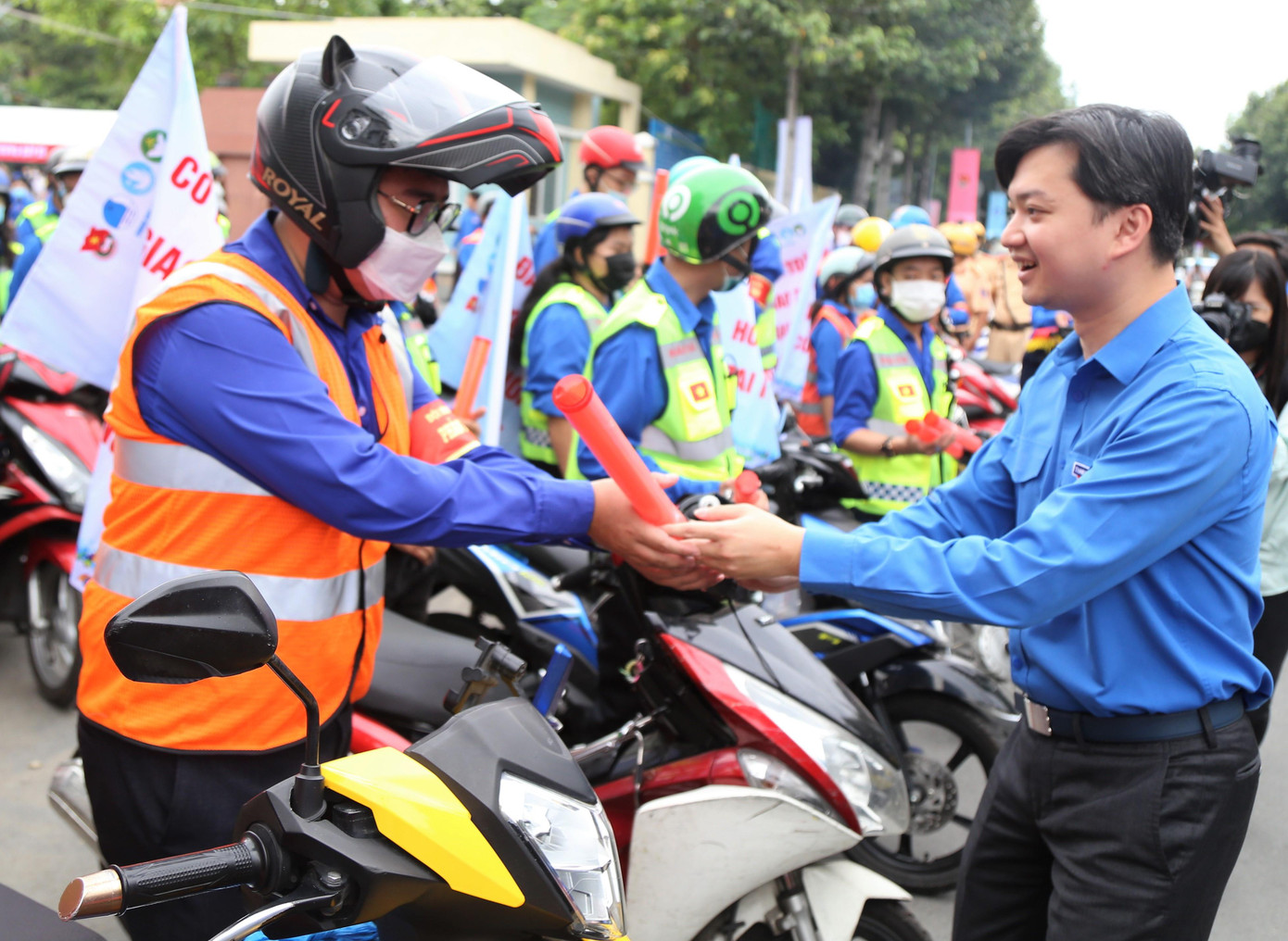 Anh Nguyễn Minh Triết gửi tặng trang bị làm nhiệm vụ cho các bạn tham gia đội hình đảm bảo trật tự, an toàn giao thông dịp cận Tết. Anh Nguyễn Minh Triết gửi tặng trang bị làm nhiệm vụ cho các bạn tham gia đội hình đảm bảo trật tự, an toàn giao thông dịp cận Tết.