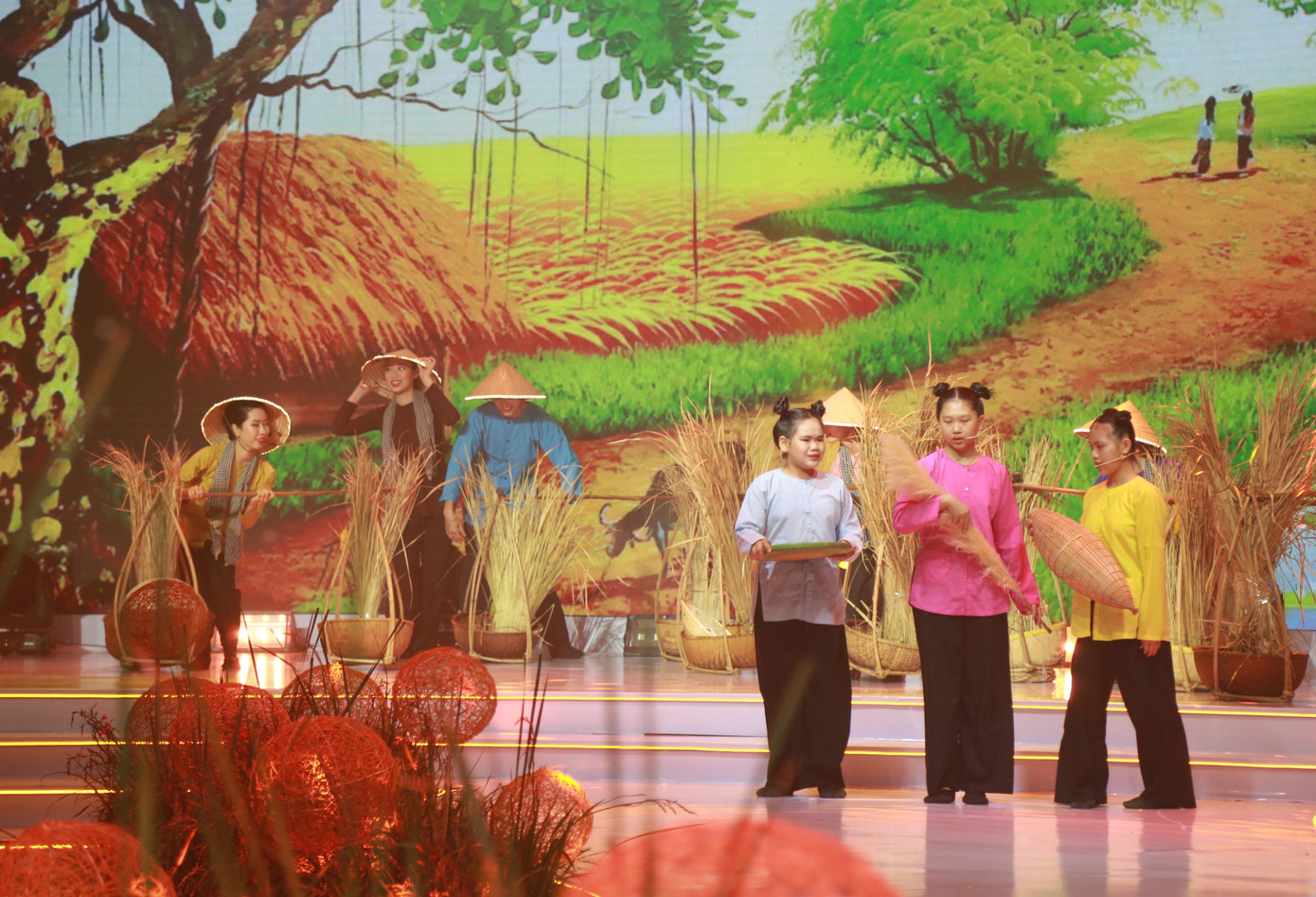 Hoạt cảnh tái hiện đời sống làng quê, nơi phát xuất của những hạt gạo - vốn được xem là "hạt ngọc" đối với người Việt.