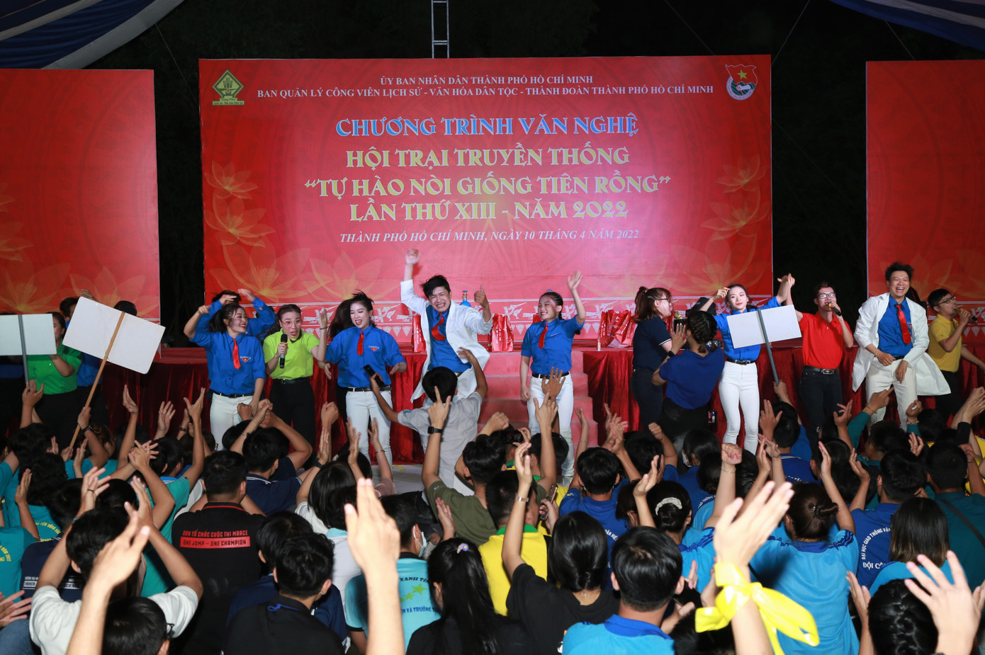 Bạn trẻ mang đến màu sắc tươi vui, sôi nổi trong buổi giao lưu văn nghệ.