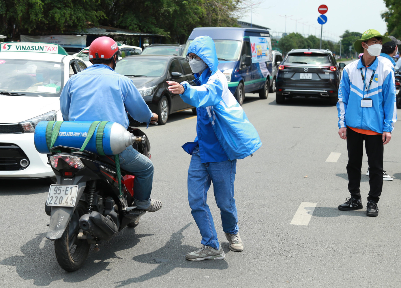 Các sinh viên Trường Đại học Hutech tham gia điều tiết giao thông, hỗ trợ phụ huynh trước điểm thi của trường
