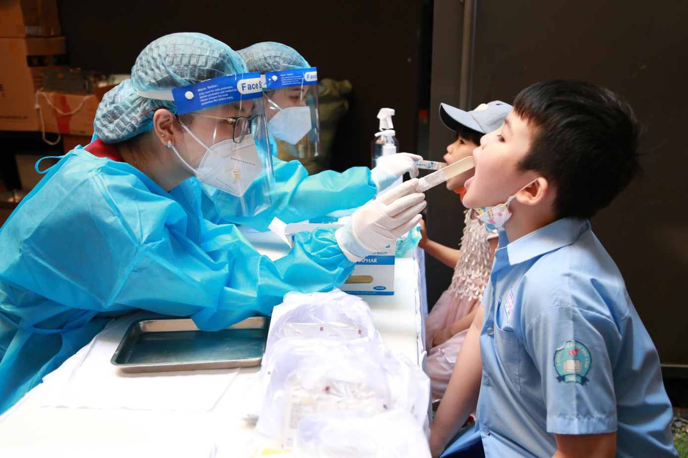 Sau bước khám sàng lọc, nếu các em có vấn đề sức khỏe phức tạp thì sẽ được giới thiệu khám chuyên khoa.