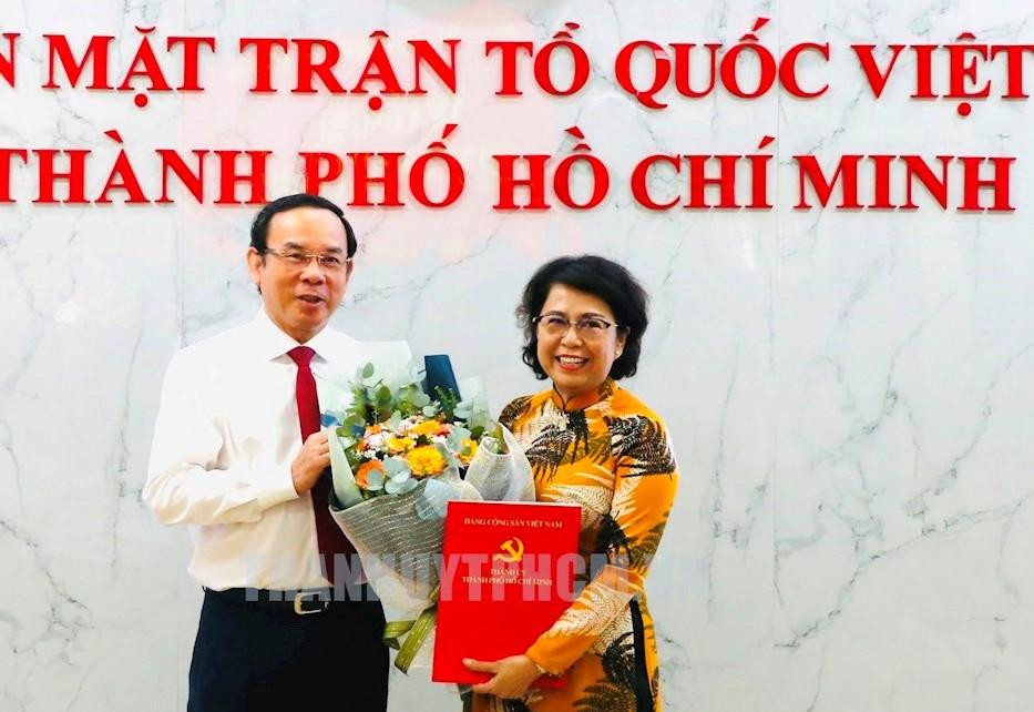 Bí thư Thành ủy TPHCM Nguyễn Văn Nên trao quyết định cho bà Tô Thị Bích Châu. (Ảnh: hcmcpv.org.vn) Bí thư Thành ủy TPHCM Nguyễn Văn Nên trao quyết định cho bà Tô Thị Bích Châu. (Ảnh: hcmcpv.org.vn)