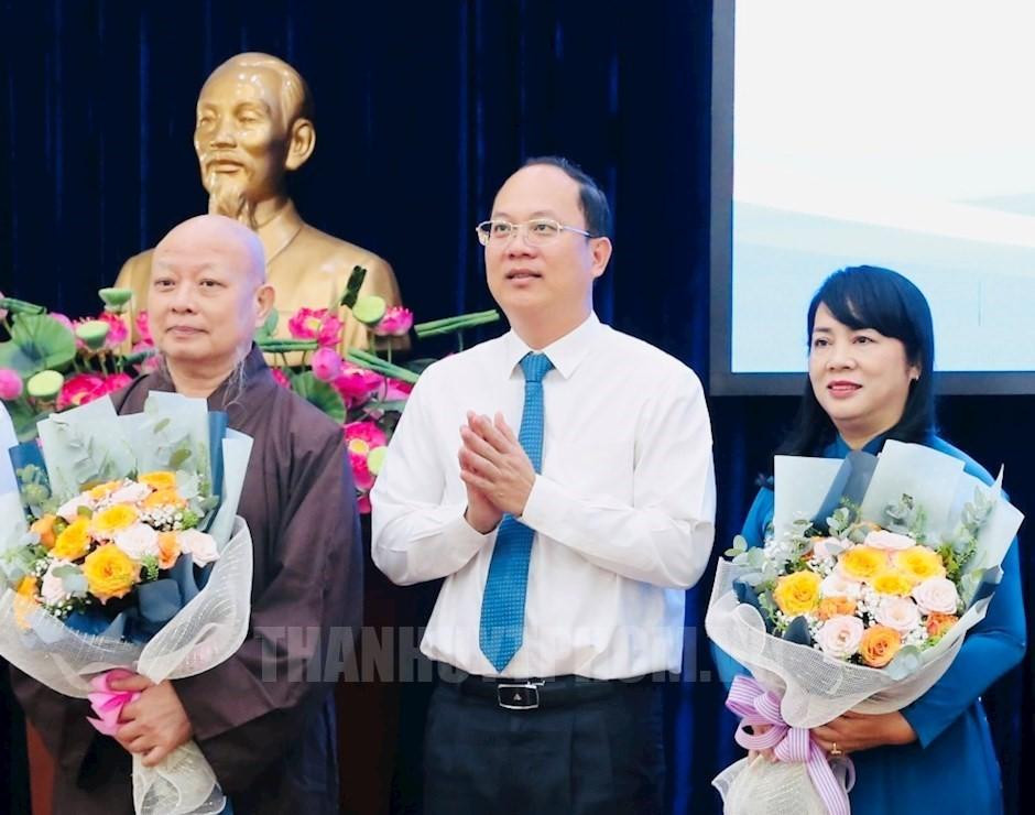 Phó Bí thư Thành ủy TPHCM Nguyễn Hồ Hải trao hoa chúc mừng các cá nhân nhận nhiệm vụ mới. (Ảnh: hcmcpv.org.vn) Phó Bí thư Thành ủy TPHCM Nguyễn Hồ Hải trao hoa chúc mừng các cá nhân nhận nhiệm vụ mới. (Ảnh: hcmcpv.org.vn)