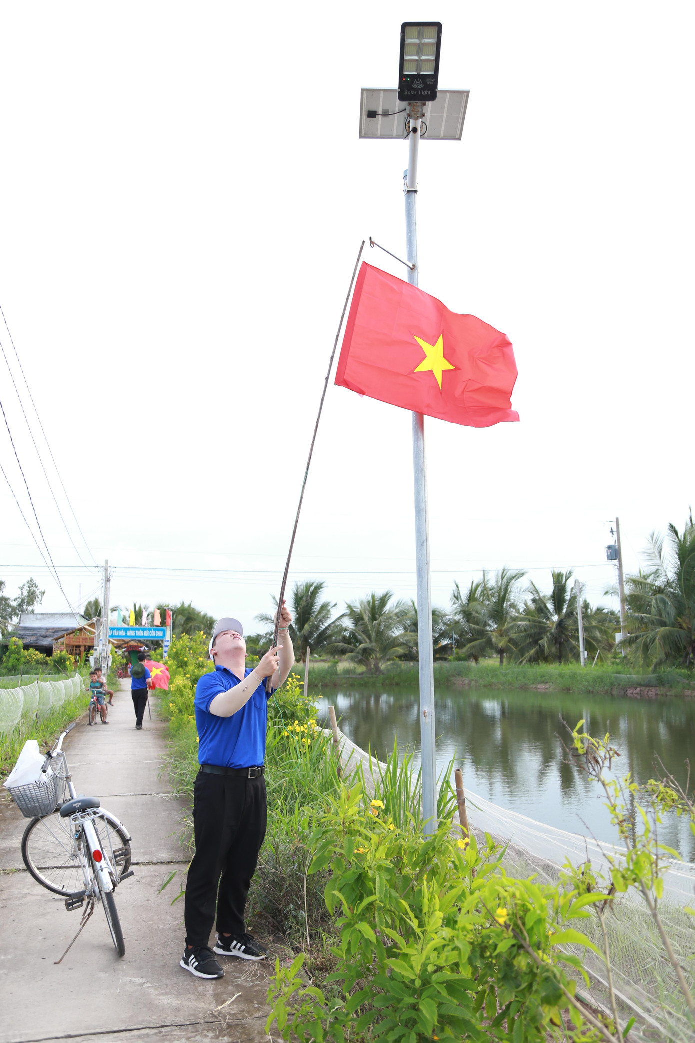 Ngay sau buổi lễ, các đoàn viên thanh niên Học viện Cán bộ TPHCM và địa phương đã treo cờ Tổ quốc dọc theo trục đường dẫn vào Khu du lịch cộng đồng thuộc ấp Cồn Chim. Ngay sau buổi lễ, các đoàn viên thanh niên Học viện Cán bộ TPHCM và địa phương đã treo cờ Tổ quốc dọc theo trục đường dẫn vào Khu du lịch cộng đồng thuộc ấp Cồn Chim.