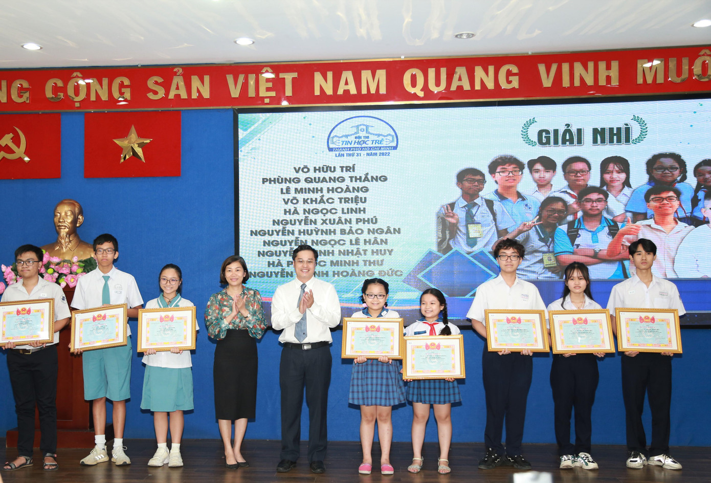 Ban tổ chức khen thưởng các em đạt thành tích cao tại hội thi. Các em nhận được Bằng khen Thành Đoàn TPHCM cùng tiền thưởng tương xứng thành tích đạt được.