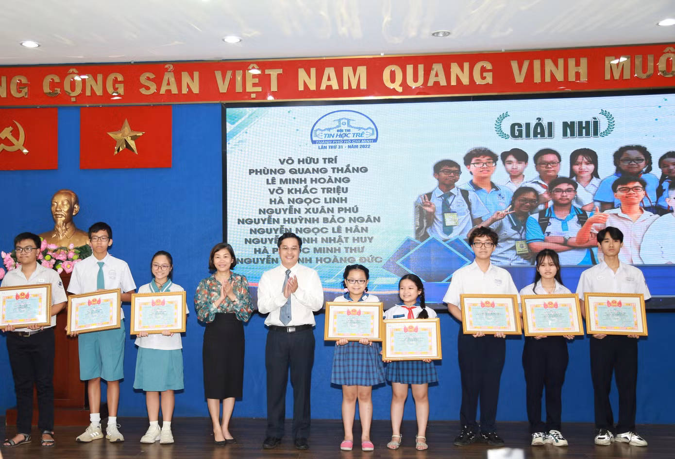 Ban tổ chức khen thưởng các em đạt thành tích cao tại hội thi. Các em nhận được Bằng khen Thành Đoàn TPHCM cùng tiền thưởng tương xứng thành tích đạt được.