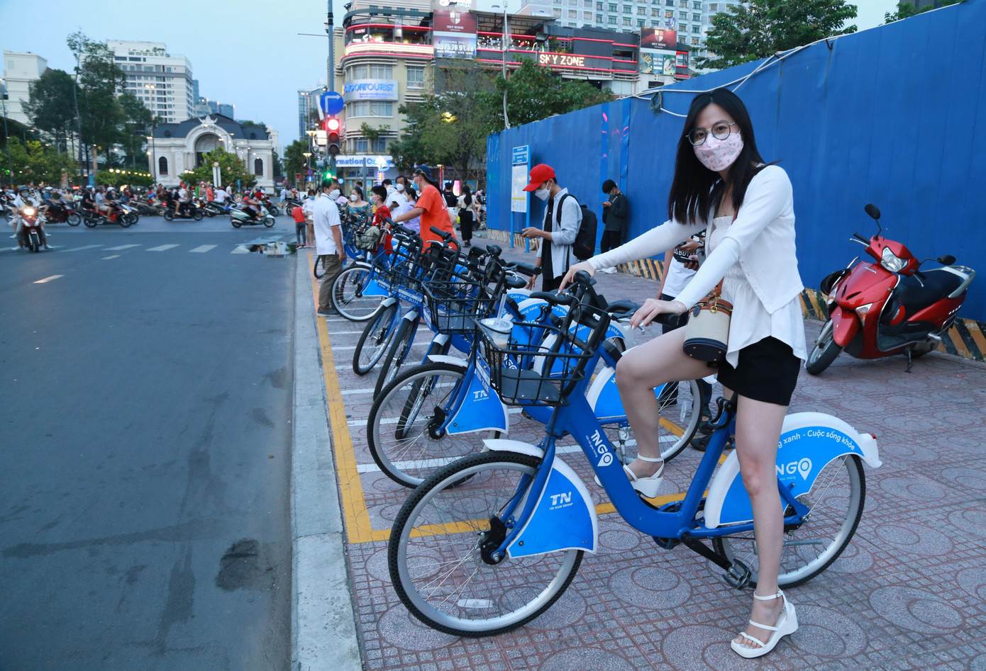 Tranh thủ ngày nghỉ lễ, Kim Ánh (làm việc tại quận 1) cùng các bạn hẹn nhau đi ăn trong trung tâm thương mại và ra trạm thuê xe đạp điện để đi dạo.