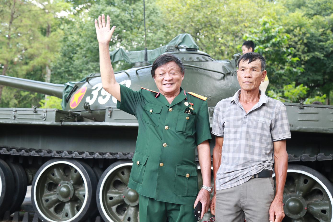 Đến với di tích lịch sử này trong bộ quân phục, ông Hợp được người dân bắt chuyện và chụp ảnh cùng. Đến với di tích lịch sử này trong bộ quân phục, ông Hợp được người dân bắt chuyện và chụp ảnh cùng.