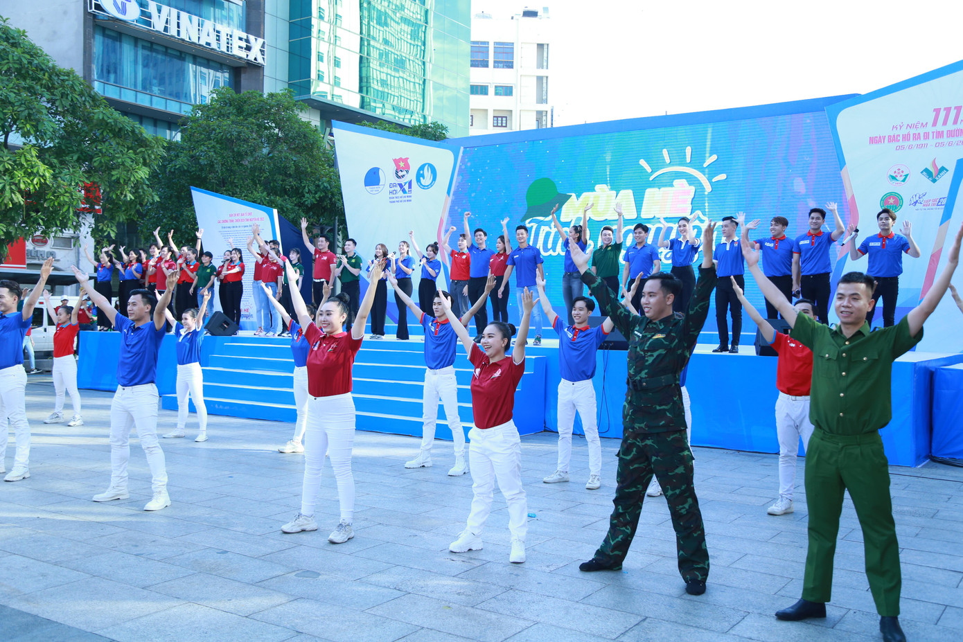 Không khí sôi nổi tại lễ ra quân sáng 5/6 tại Phố đi bộ - Ảnh: Ngô Tùng