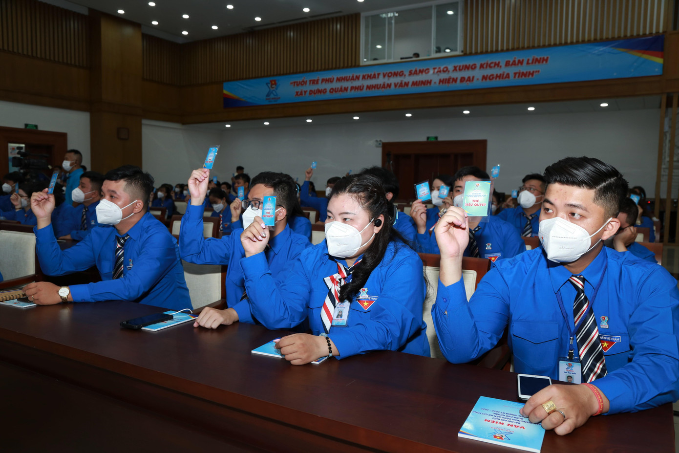 Đại biểu biểu quyết thông qua một số nội dung chương trình làm việc