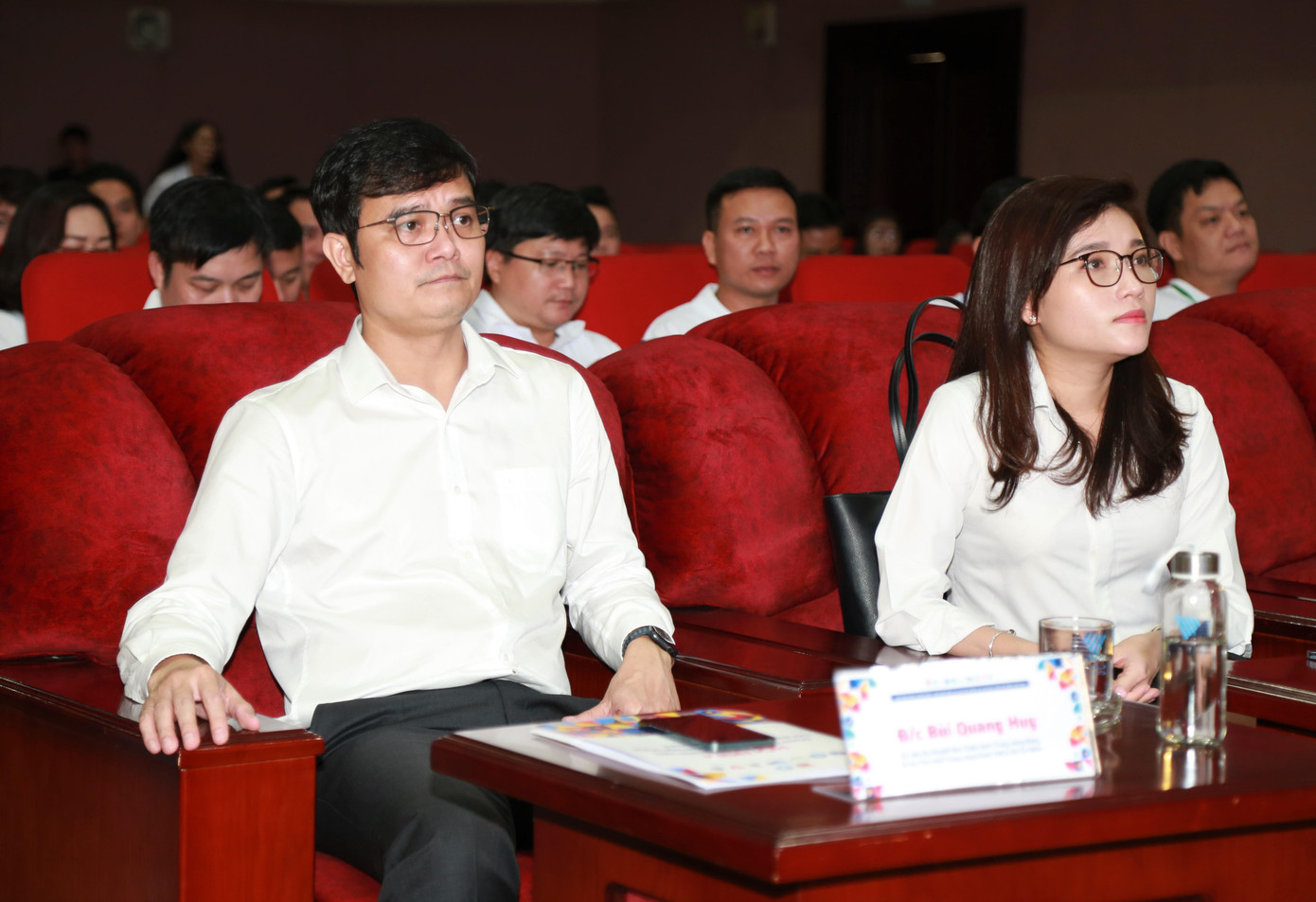 Anh Bùi Quang Huy, Bí thư thứ nhất T.Ư Đoàn và chị Hồ Hồng Nguyên, Quyền Trưởng ban Thanh niên trường học T.Ư Đoàn dự phiên trọng thể hội nghị. Ảnh: Ngô Tùng Anh Bùi Quang Huy, Bí thư thứ nhất T.Ư Đoàn và chị Hồ Hồng Nguyên, Quyền Trưởng ban Thanh niên trường học T.Ư Đoàn dự phiên trọng thể hội nghị. Ảnh: Ngô Tùng