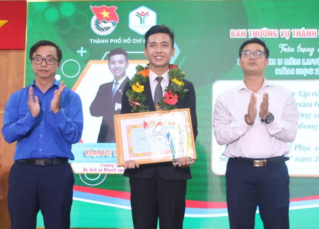 Mỗi bạn nhận giải thưởng là một tấm gương về nghị lực phấn đấu, rèn luyện để khẳng định mình.