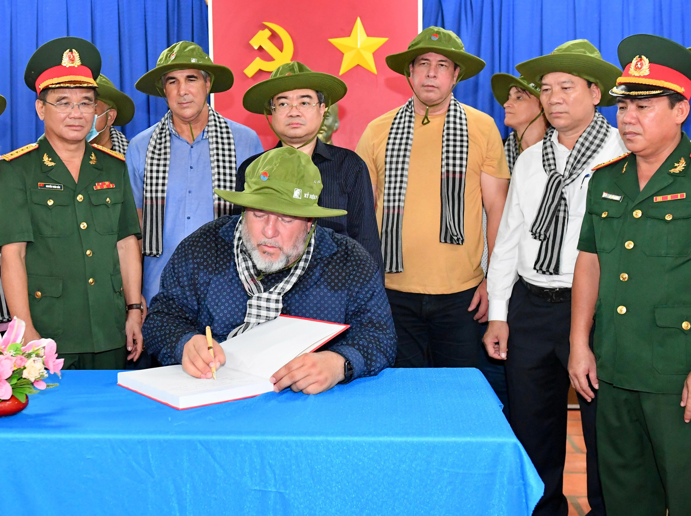 Thủ tướng Manuel Marrero Cruz chia sẻ trong sổ lưu niệm. Ảnh: SGGP